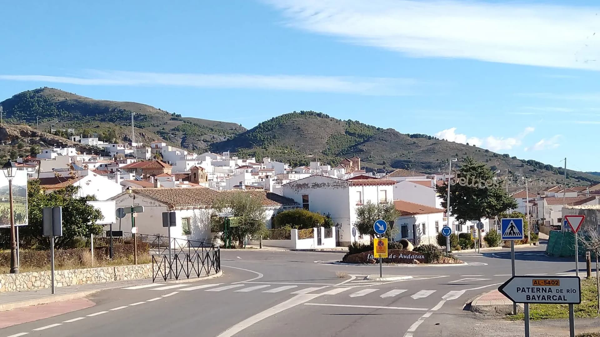 Casco de Laujar de Andarax con la iglesia, las huertas y las sierras al fondo
