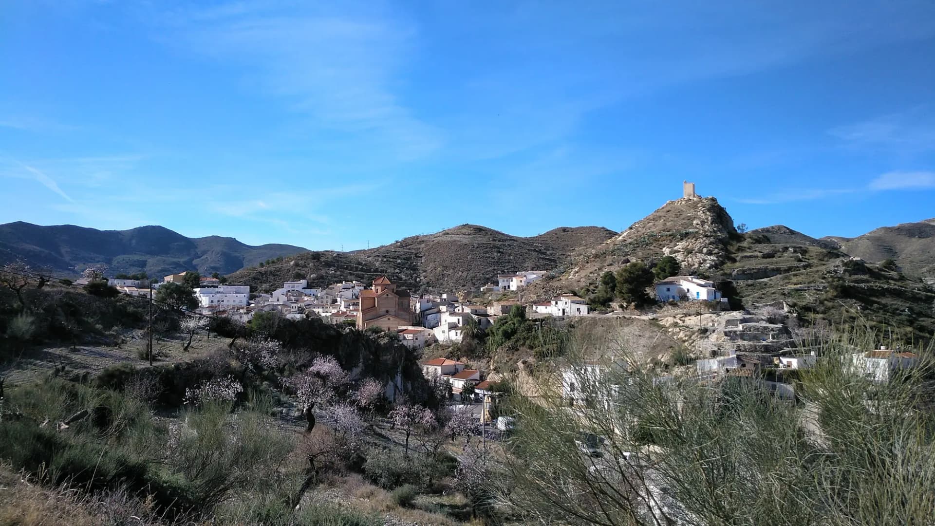 Lubrín visto desde la carretera, con sus casas blancas en la ladera de los Filabres