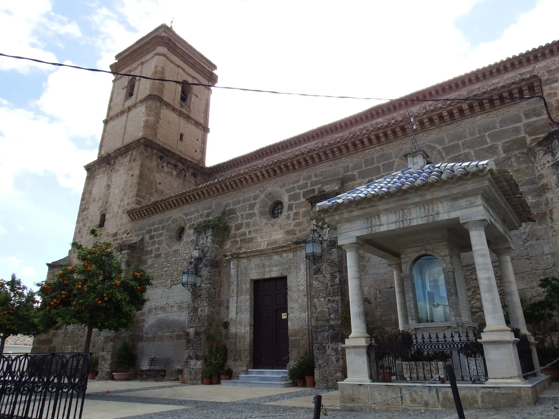 Iglesia de la Encarnación de Purchena con su torre campanario
