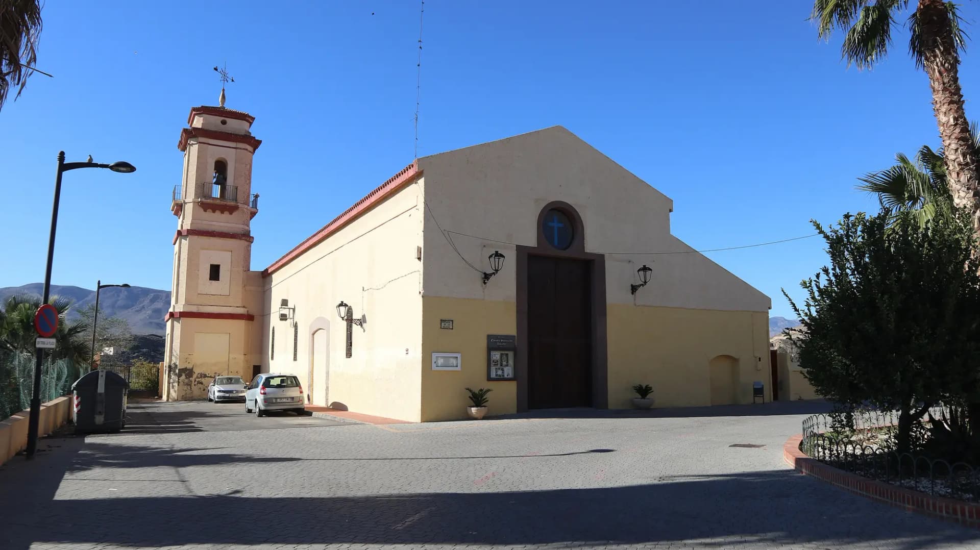 Iglesia de Rioja, en el valle del Andarax, con su campanario