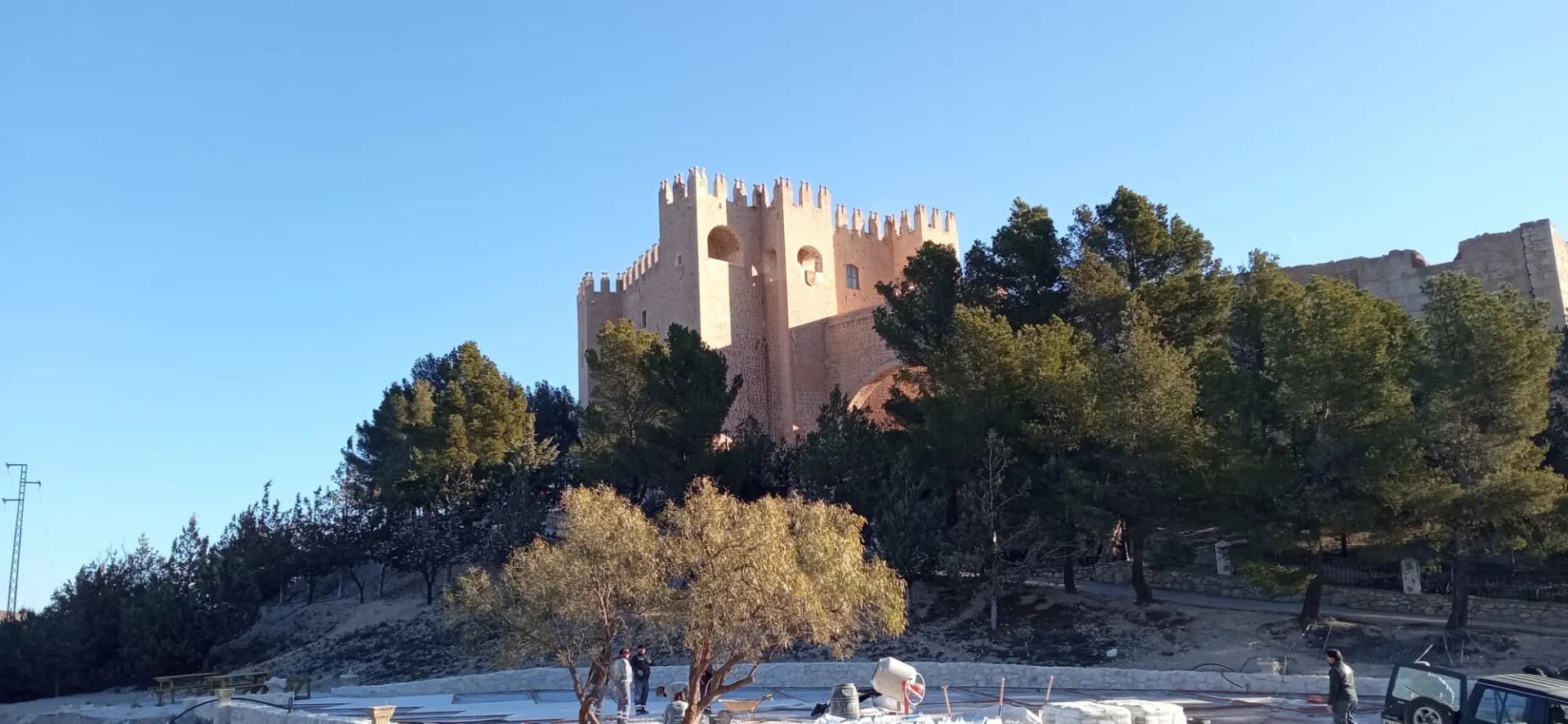 Castillo renacentista de Vélez-Blanco entre pinos y una ladera nevada