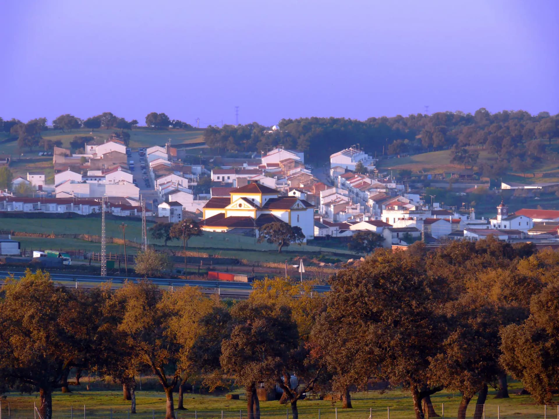 Casas blancas de Cardeña entre dehesa de encinas al amanecer
