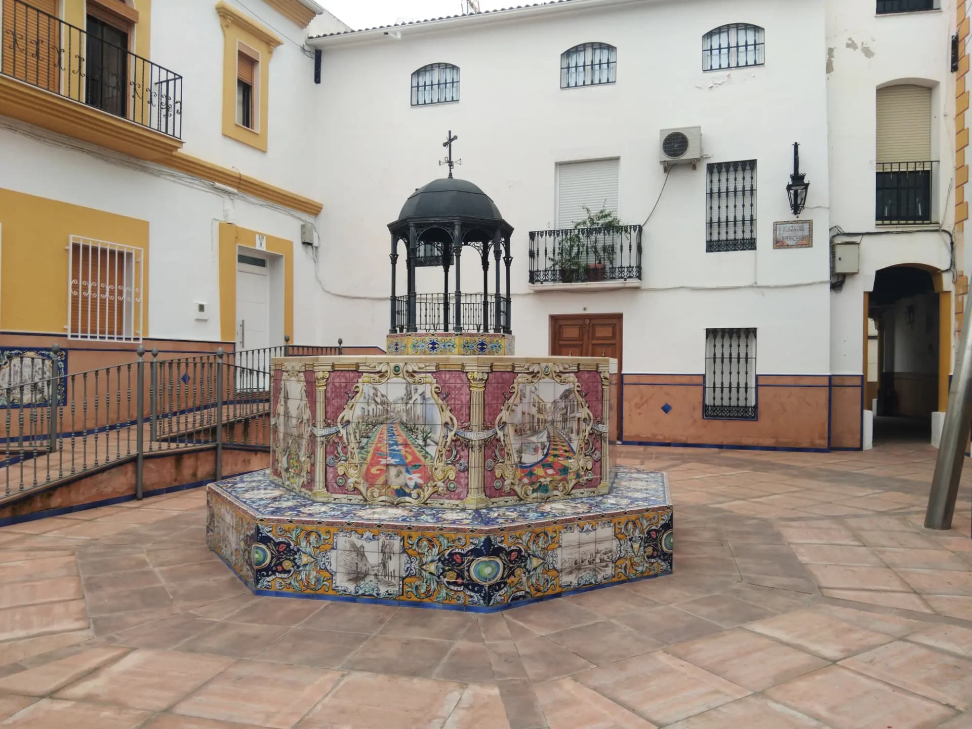Plaza del Corpus Christi de Valenzuela, con una fuente de azulejos y casas blancas