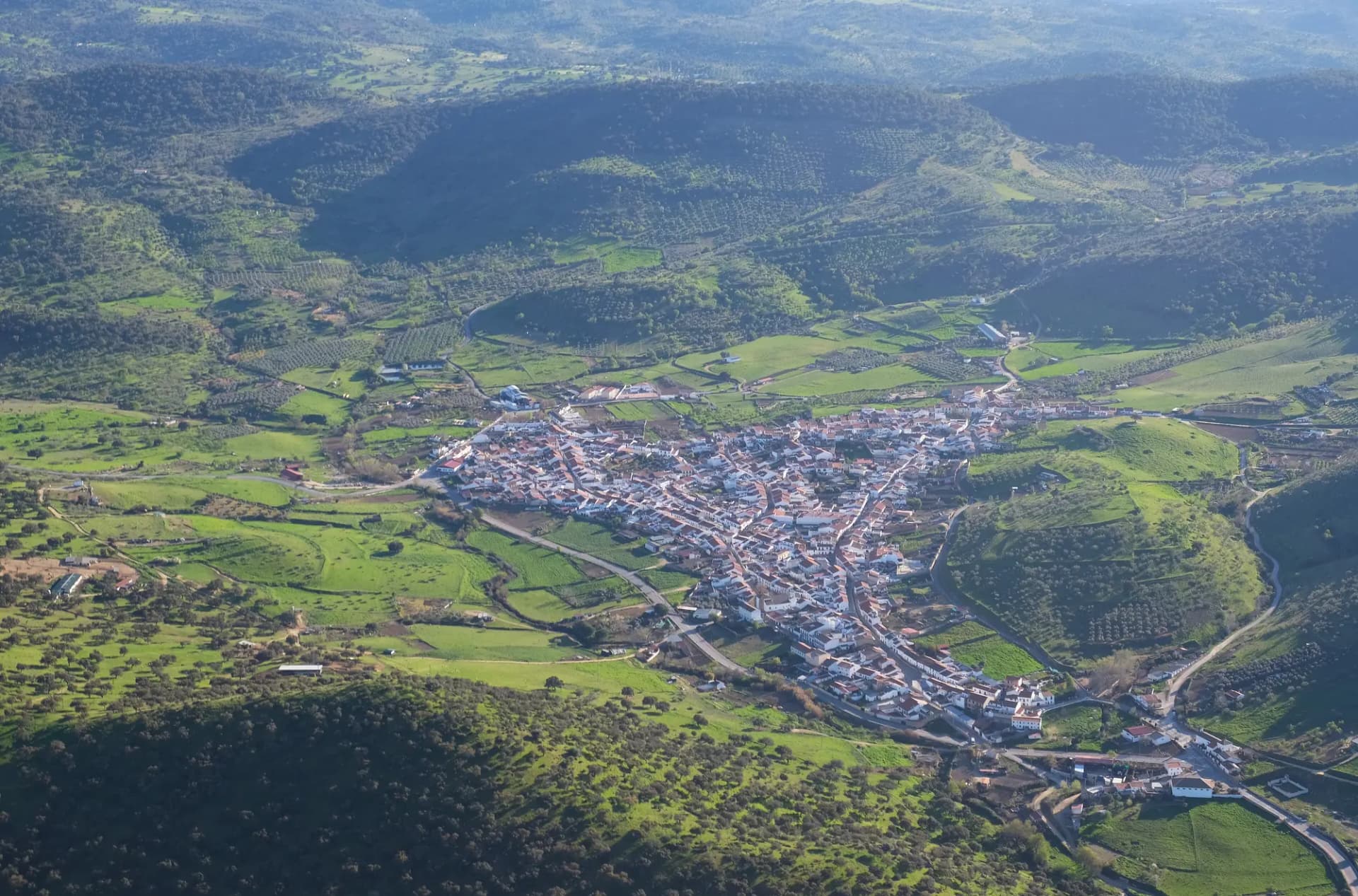 Vista aérea de Villanueva del Rey entre dehesas y cerros del Valle del Guadiato