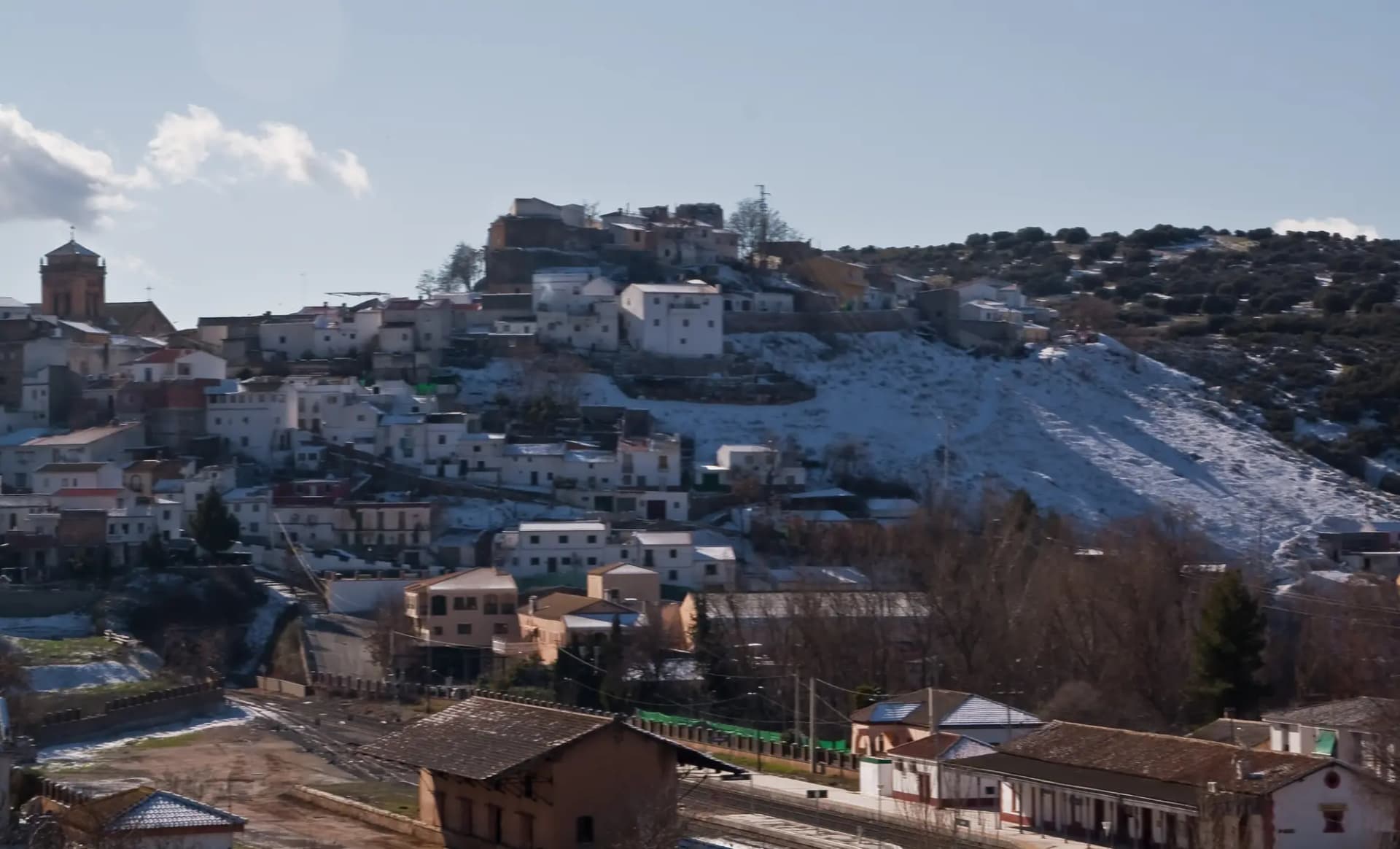 Iznalloz nevado, con su castillo sobre las casas