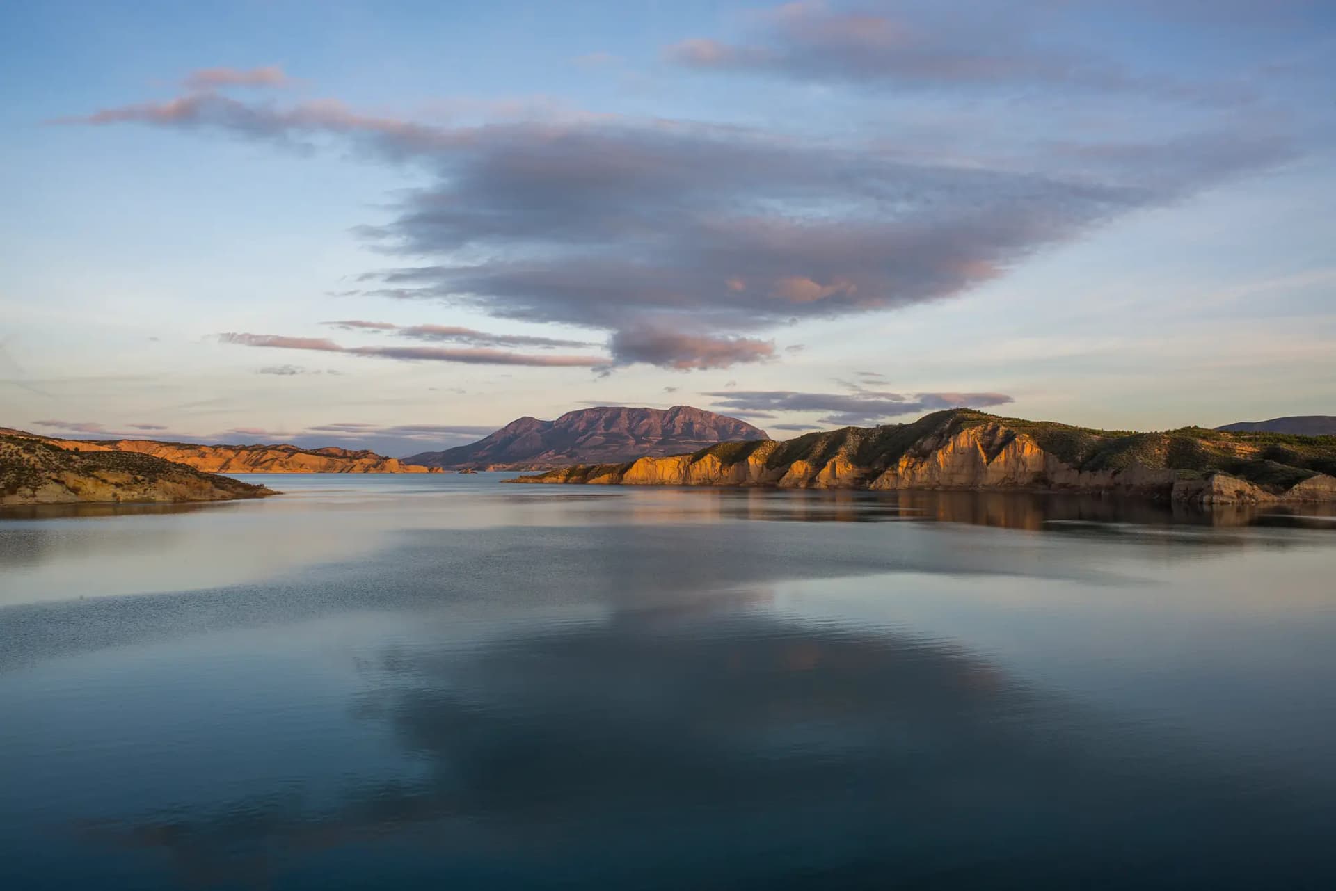 Embalse del Negratín entre cerros áridos, junto a Cuevas del Campo