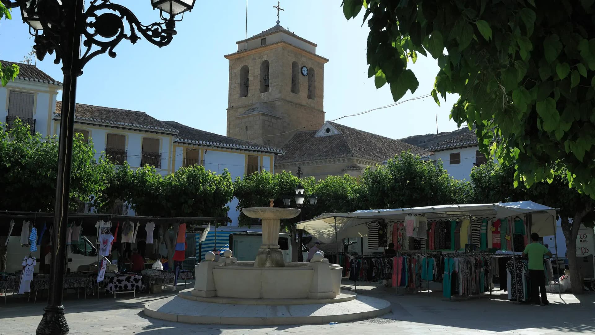 Plaza Mayor de Galera con la iglesia y casas blancas