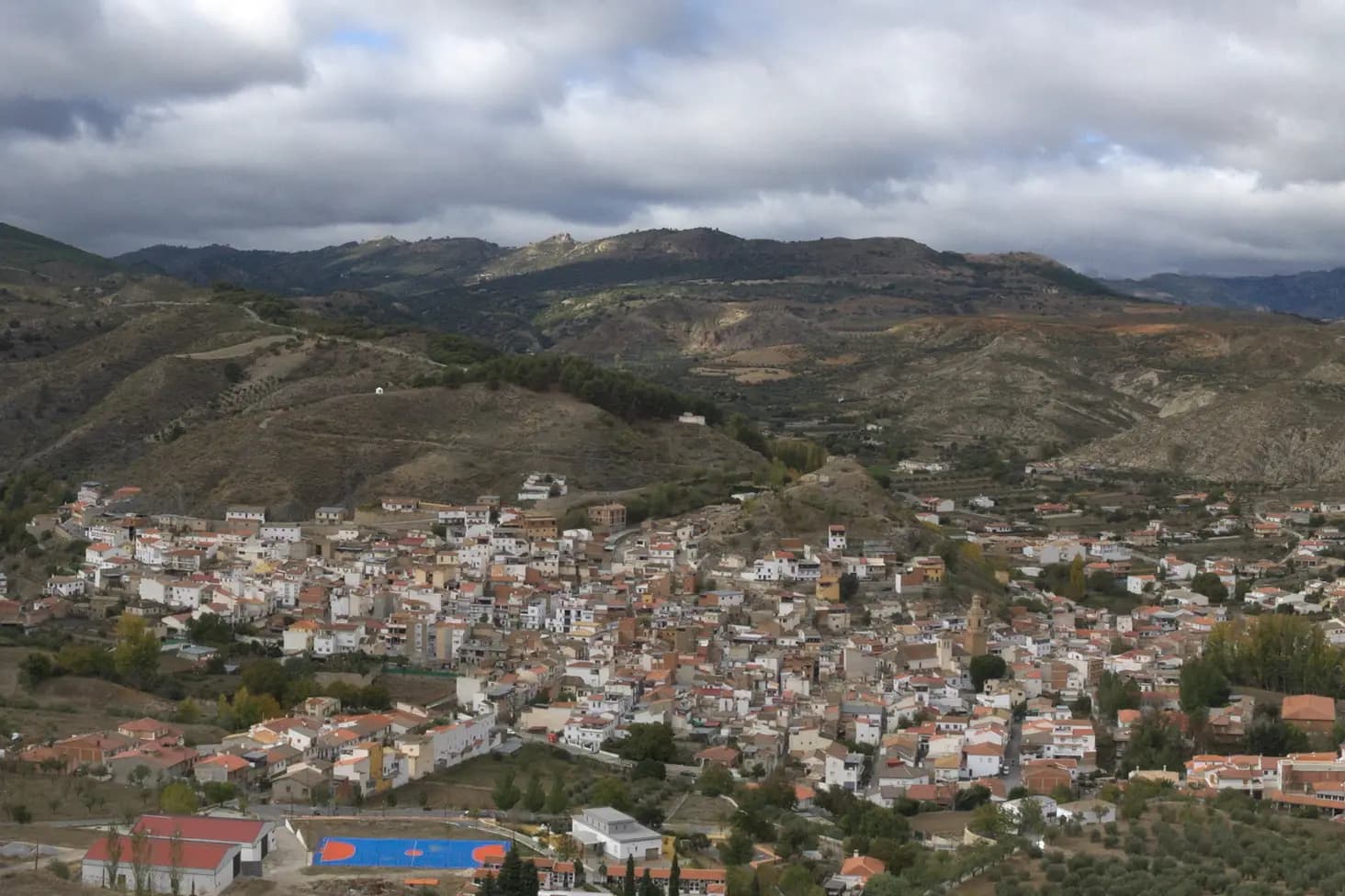 Vista de La Peza con sus casas blancas al pie de la sierra