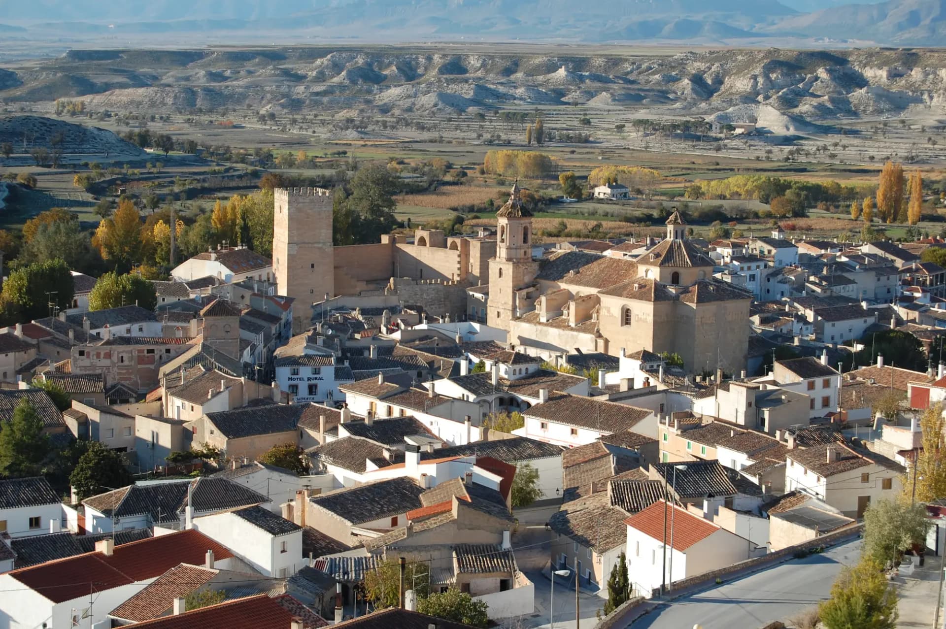 Panorámica de Orce, con el casco urbano bajo la sierra