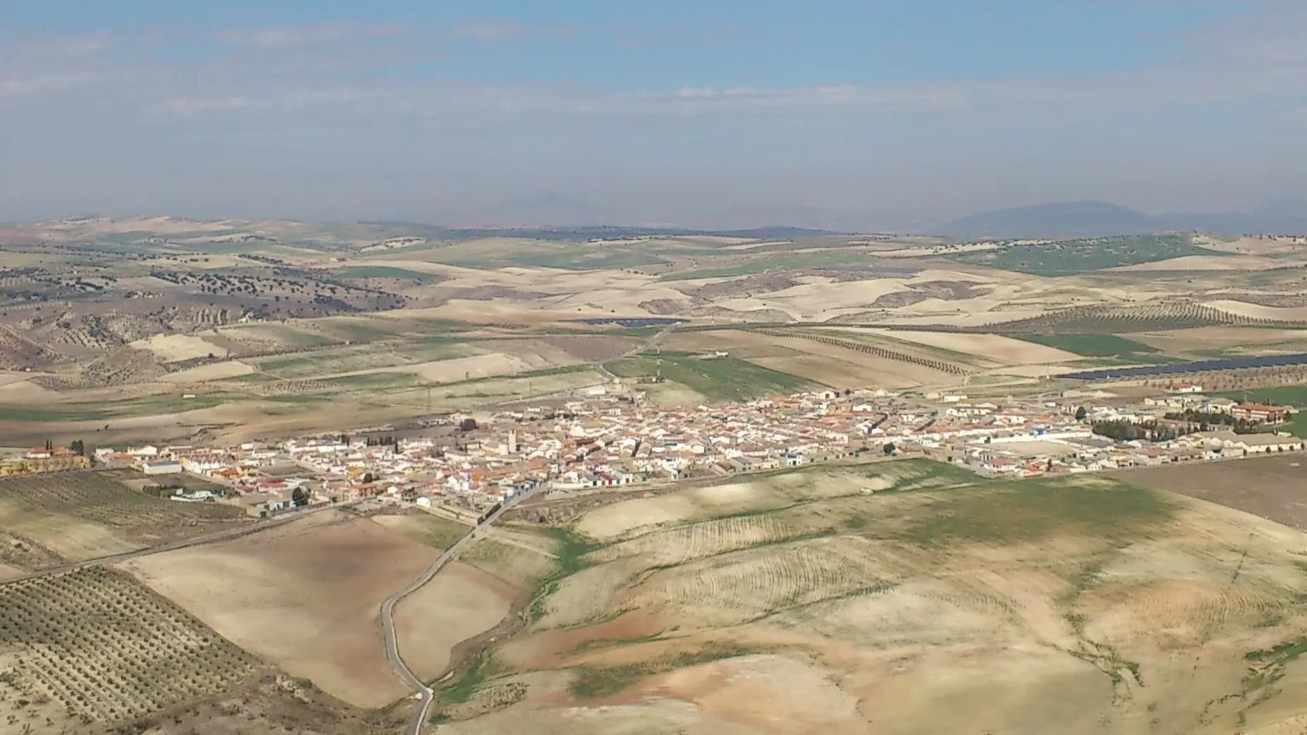 Vista de Pedro Martínez en la planicie bajo el cerro Mencal