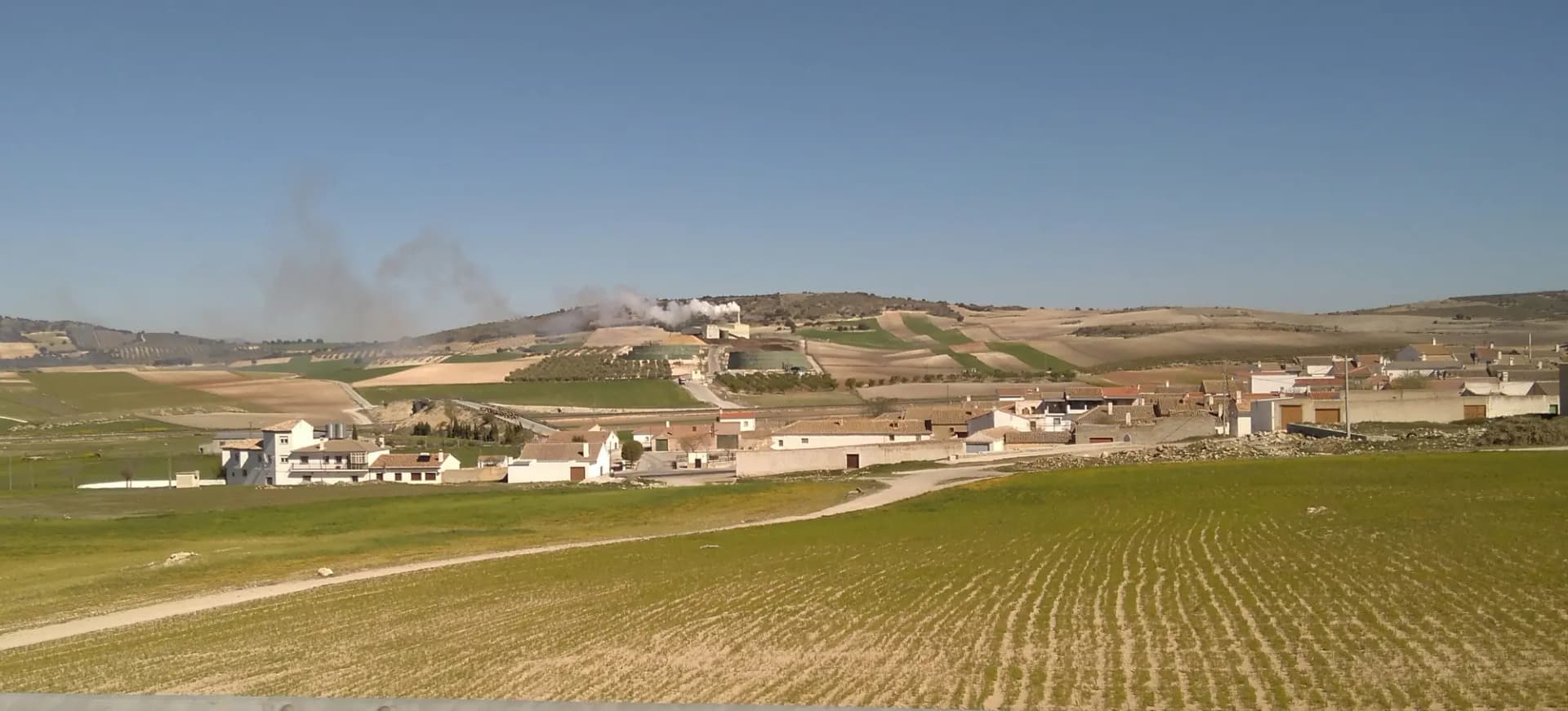 Bogarre, núcleo del municipio de Píñar, con las casas bajo la sierra