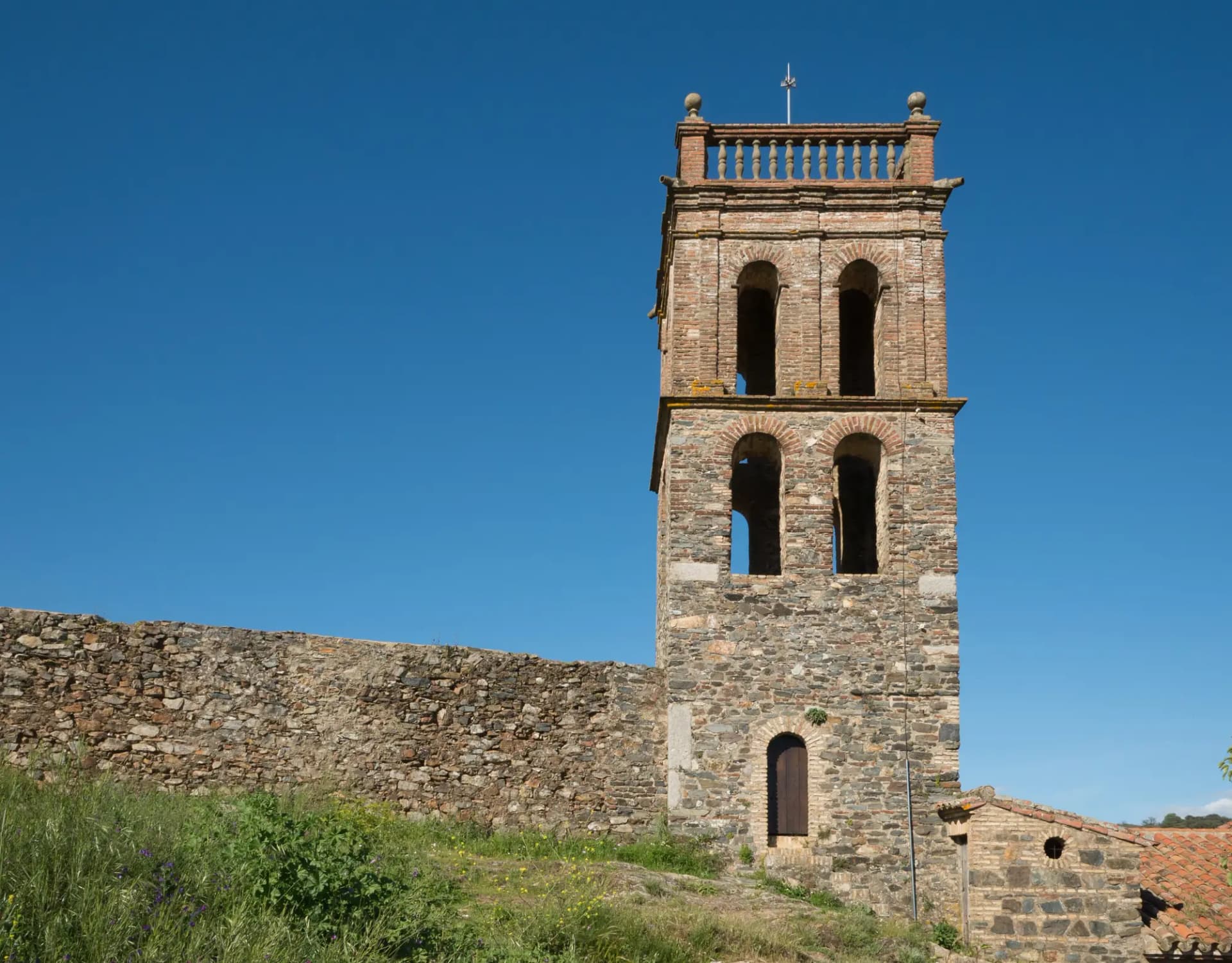 Alminar de la mezquita de Almonaster la Real junto a la muralla