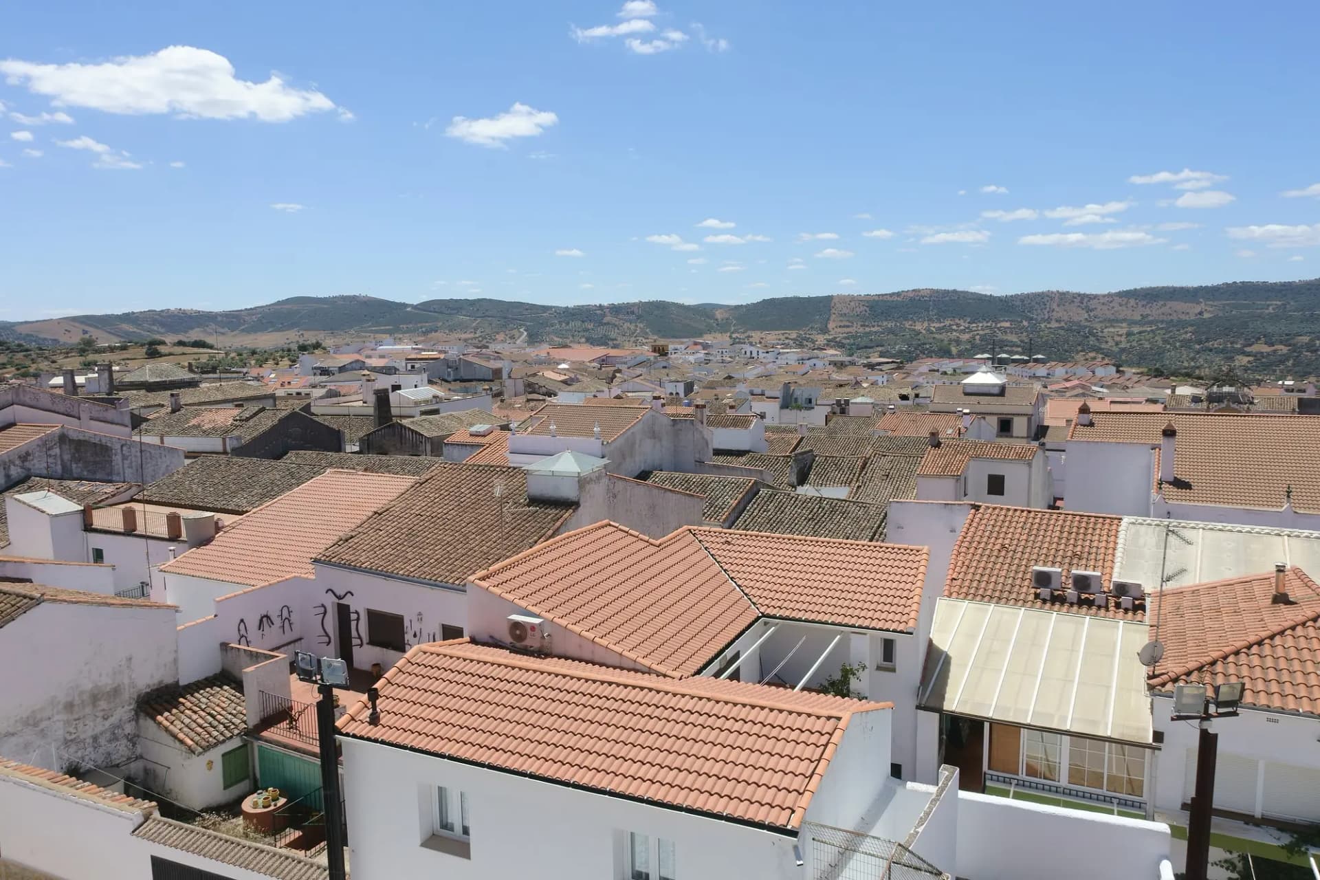Tejados de Cumbres Mayores vistos desde el castillo, con la sierra al fondo