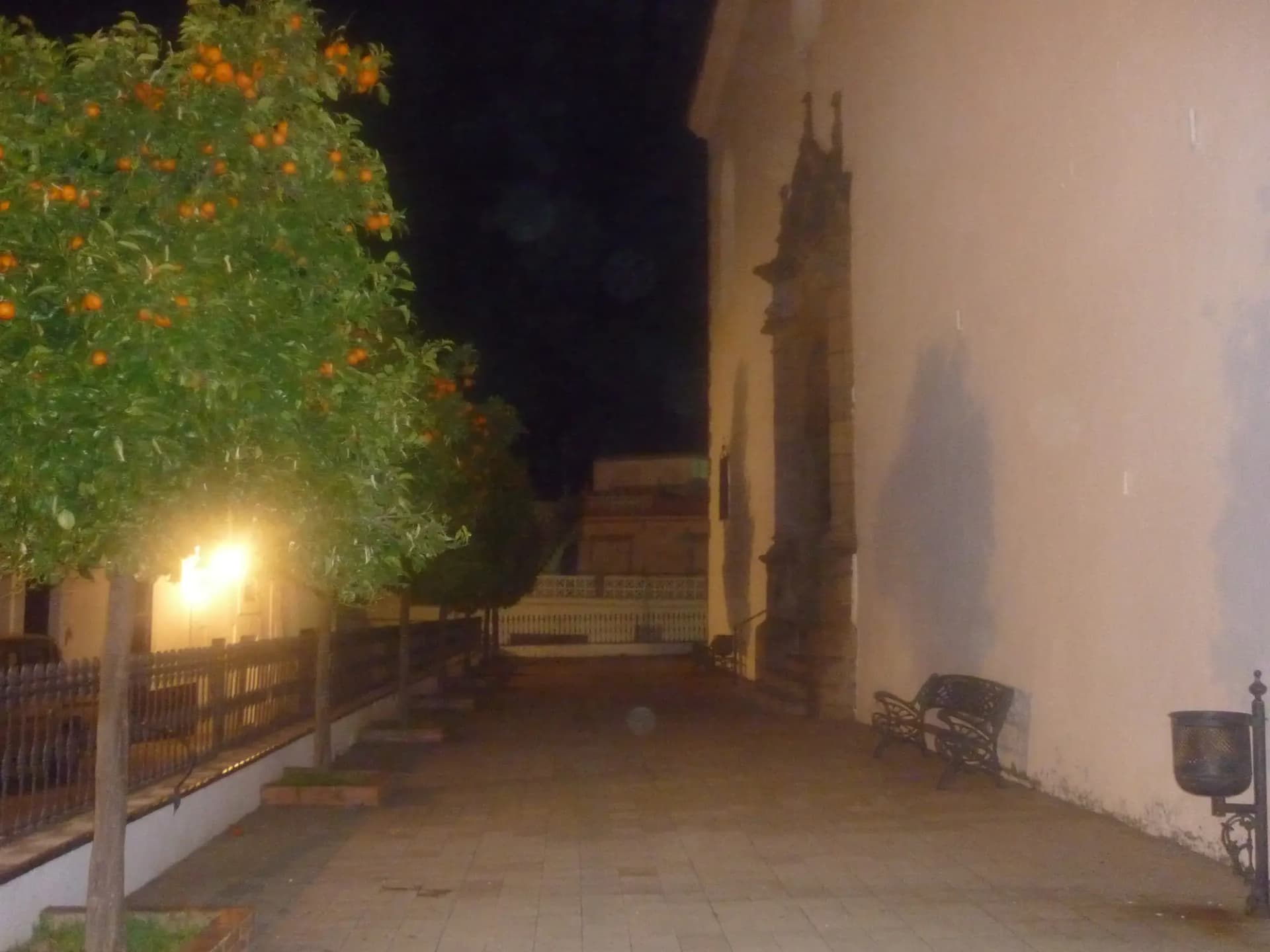 Paseo de Arriba de Encinasola, con la iglesia al fondo