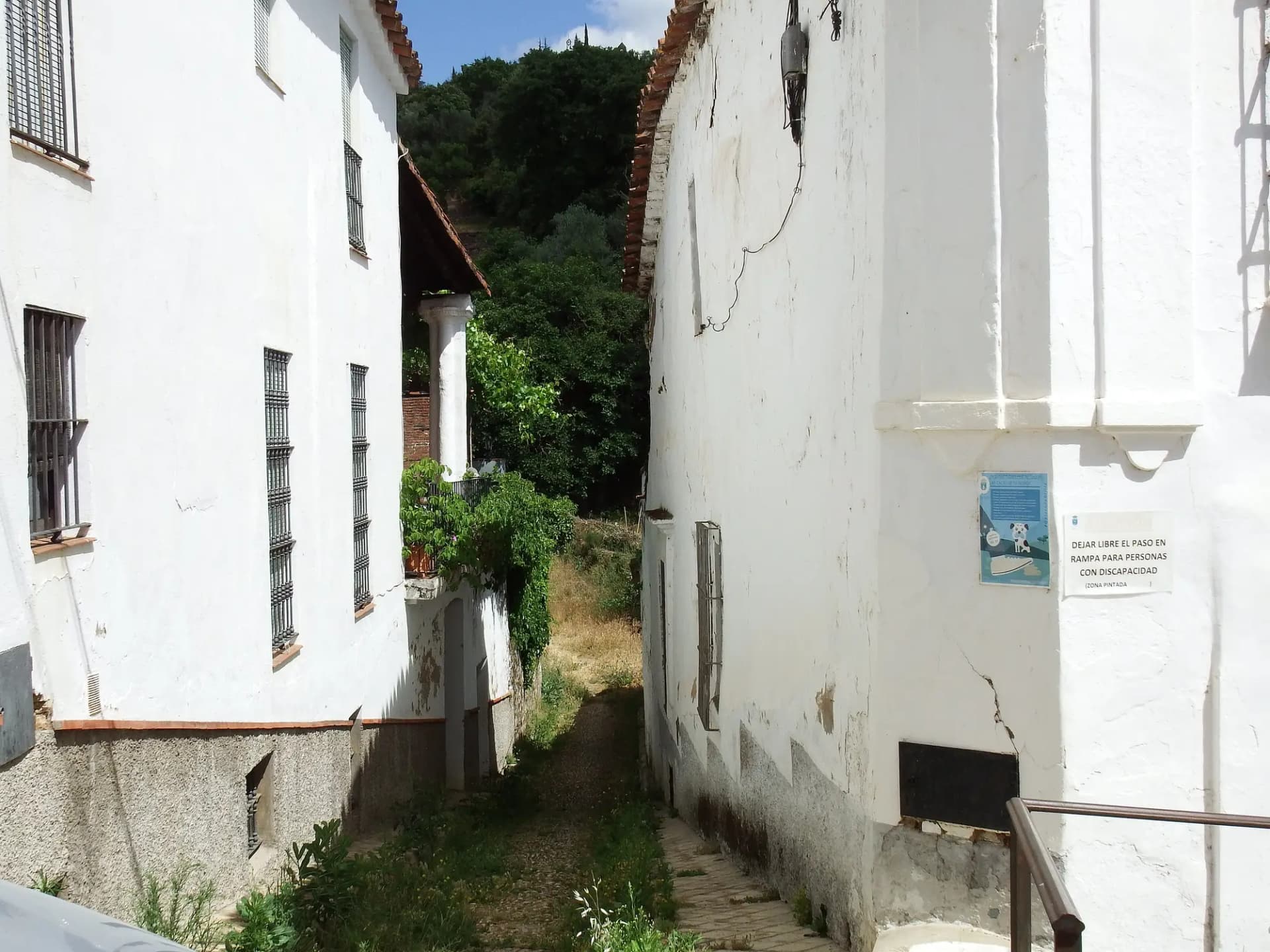 Calle encalada de Galaroza, en la Sierra de Aracena