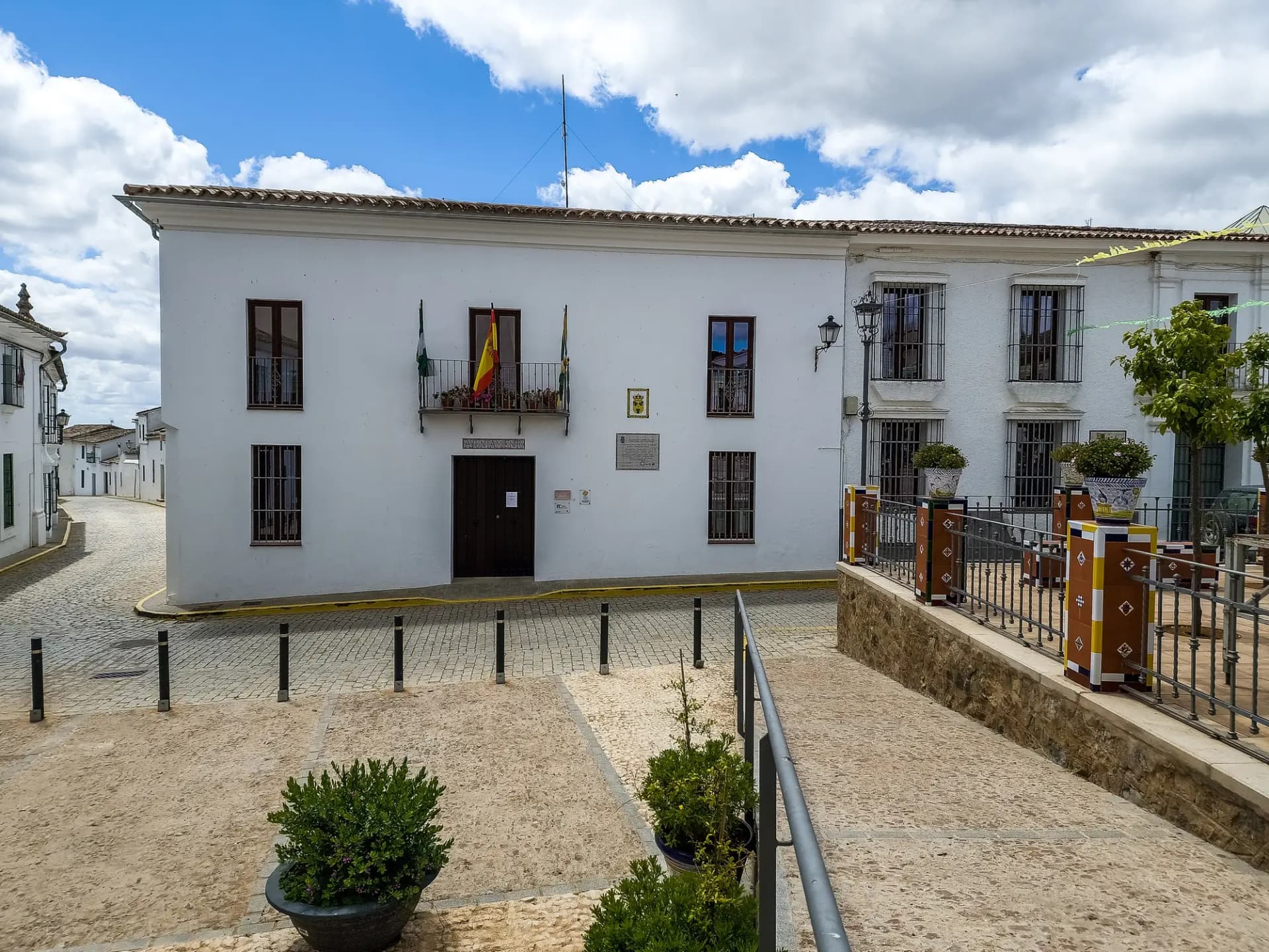 Casas encaladas junto a una plaza de Higuera de la Sierra
