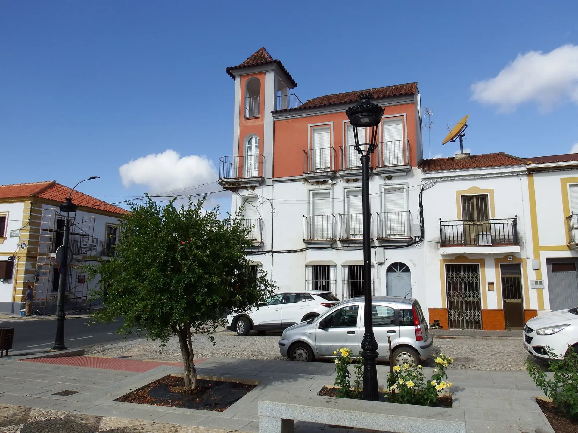 Plaza de Rosal de la Frontera con casas de colores y torre