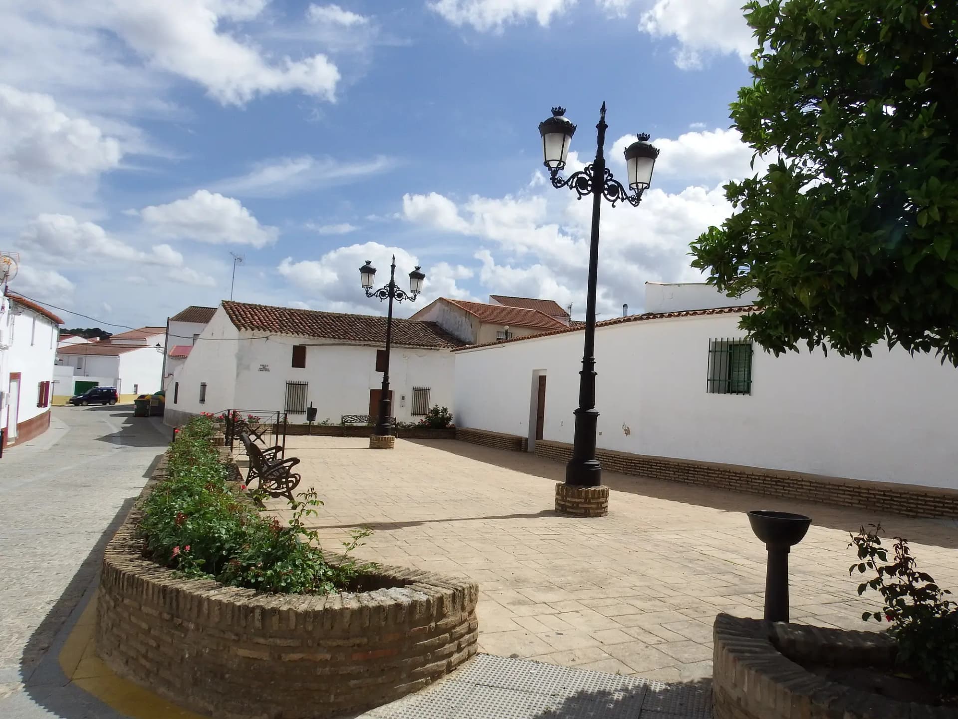 Calle de casas blancas en Santa Bárbara de Casa