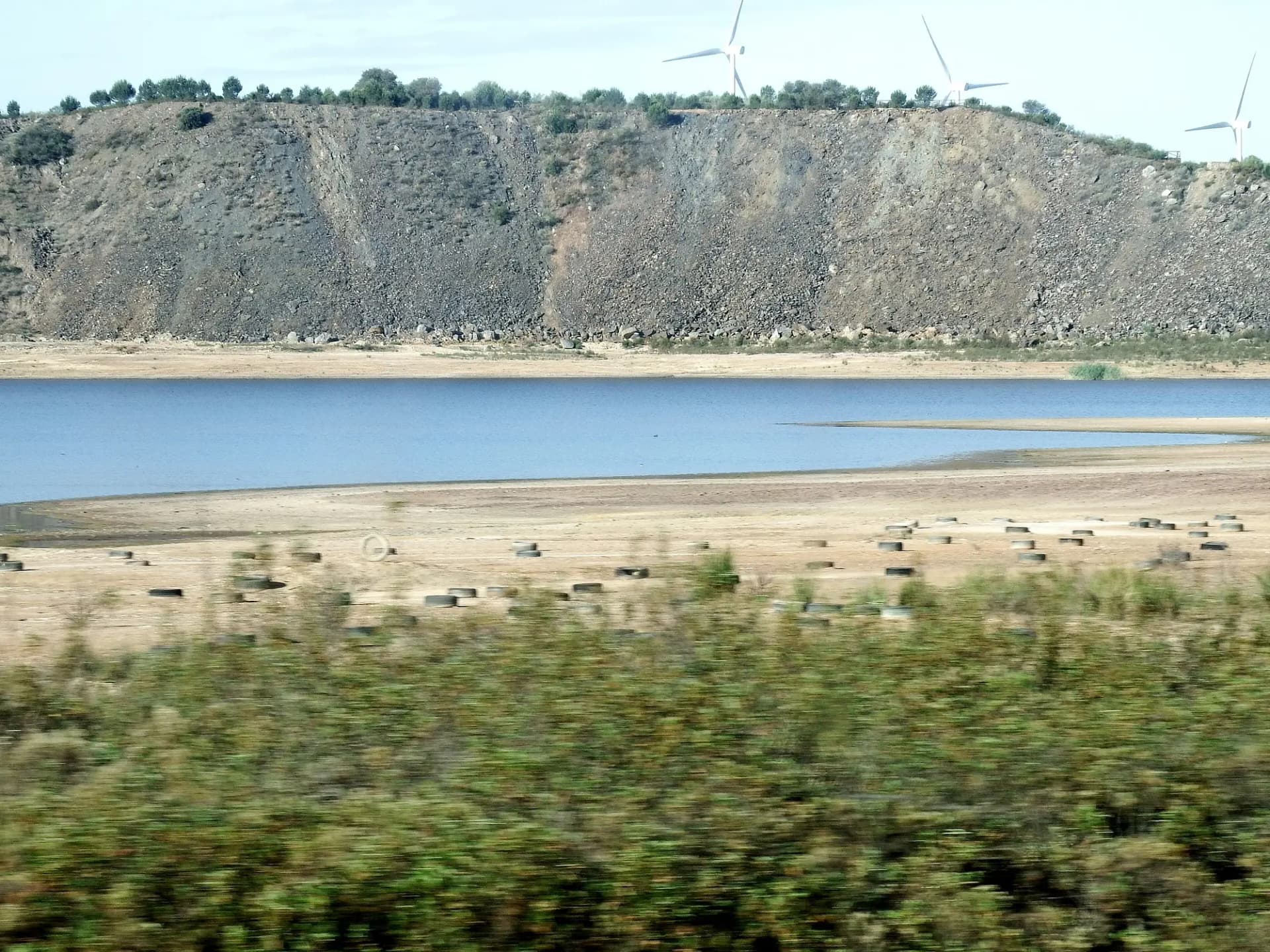 Escombreras mineras junto al embalse de Tharsis, en la cuenca minera de Tharsis-La Zarza