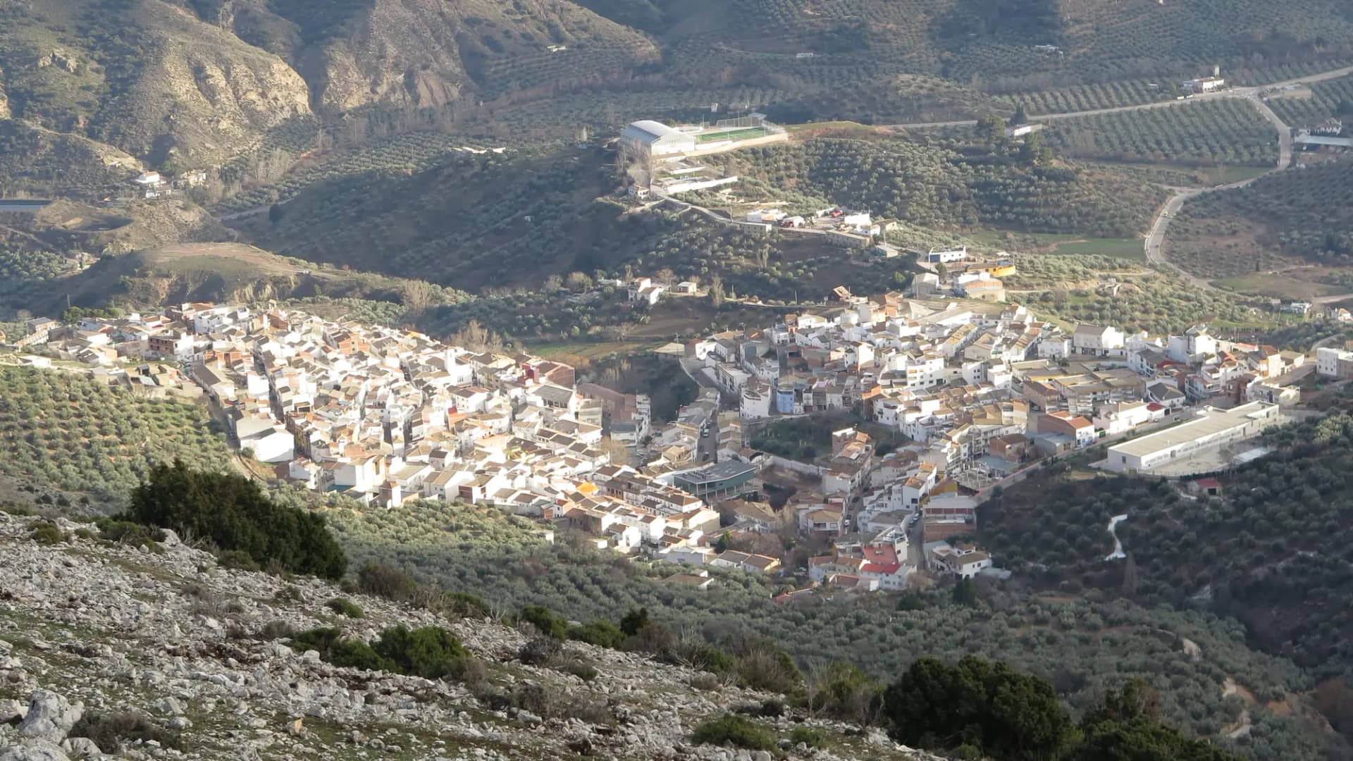 Vista de Bélmez de la Moraleda al pie de Sierra Mágina