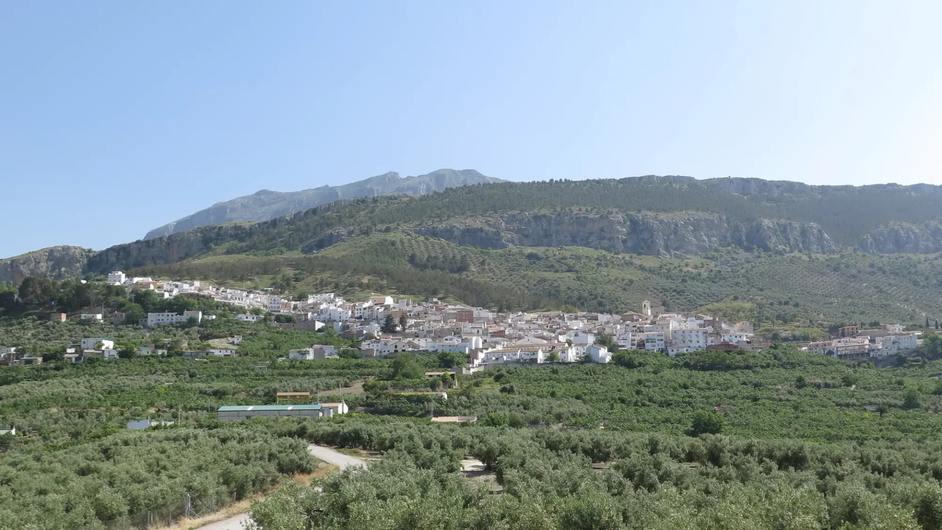 Vista de Jimena con su castillo sobre el pueblo
