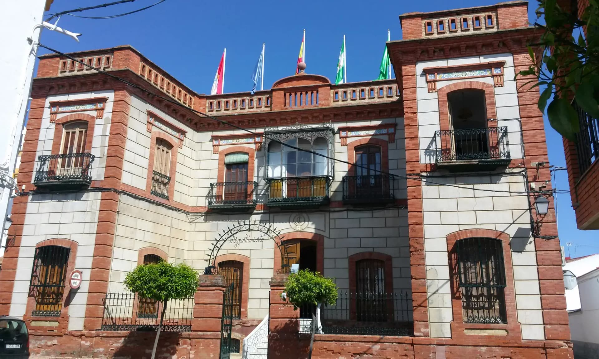 Fachada de ladrillo y mármol del Ayuntamiento de Lahiguera