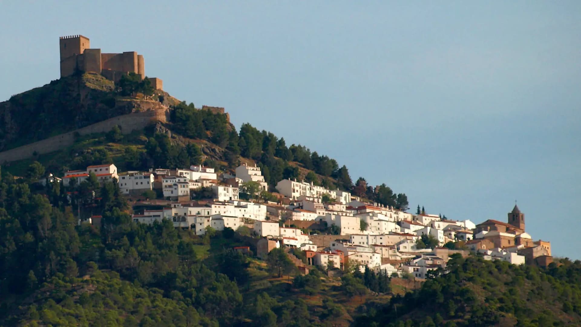 Vista de Segura de la Sierra bajo su castillo