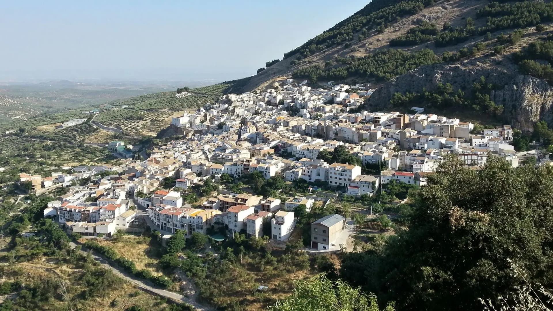 Vista de Torres al pie de Sierra Mágina