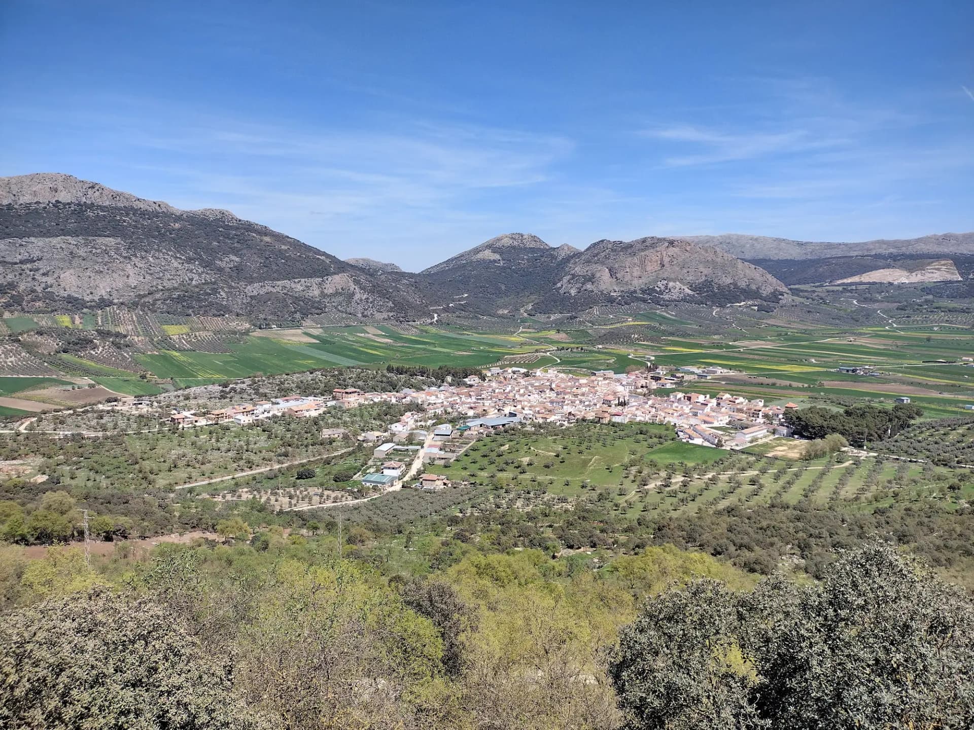 Alfarnate rodeado de campos verdes y sierras en la Alta Axarquía