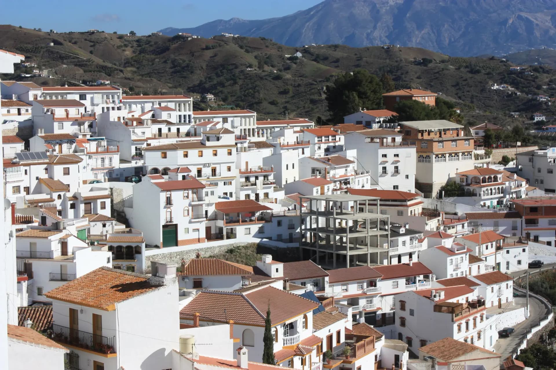 Casas blancas de Almáchar con las sierras de la Axarquía al fondo