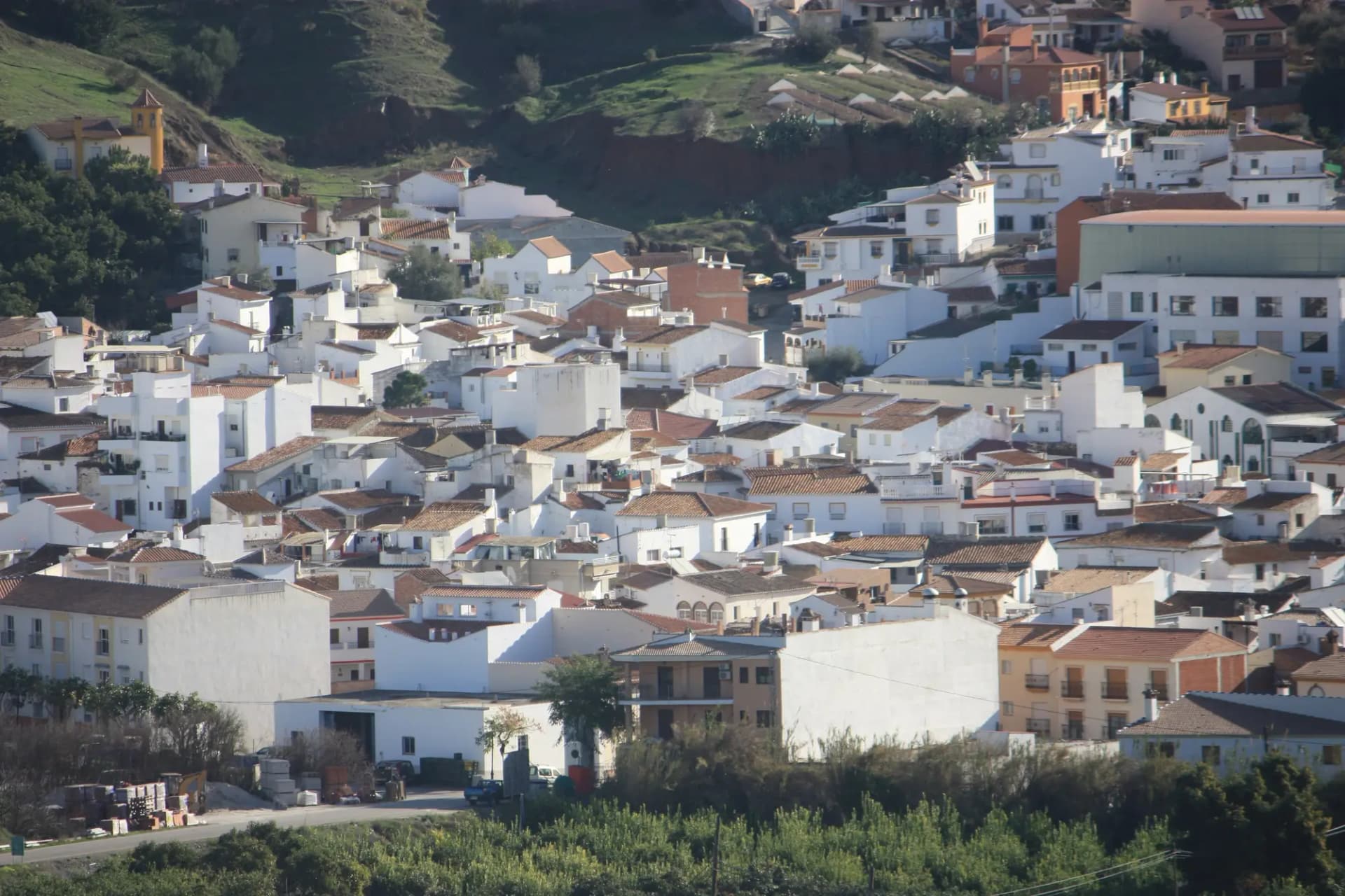 Vista de Benamargosa desde un mirador de la carretera MA-3108, entre huertas y lomas