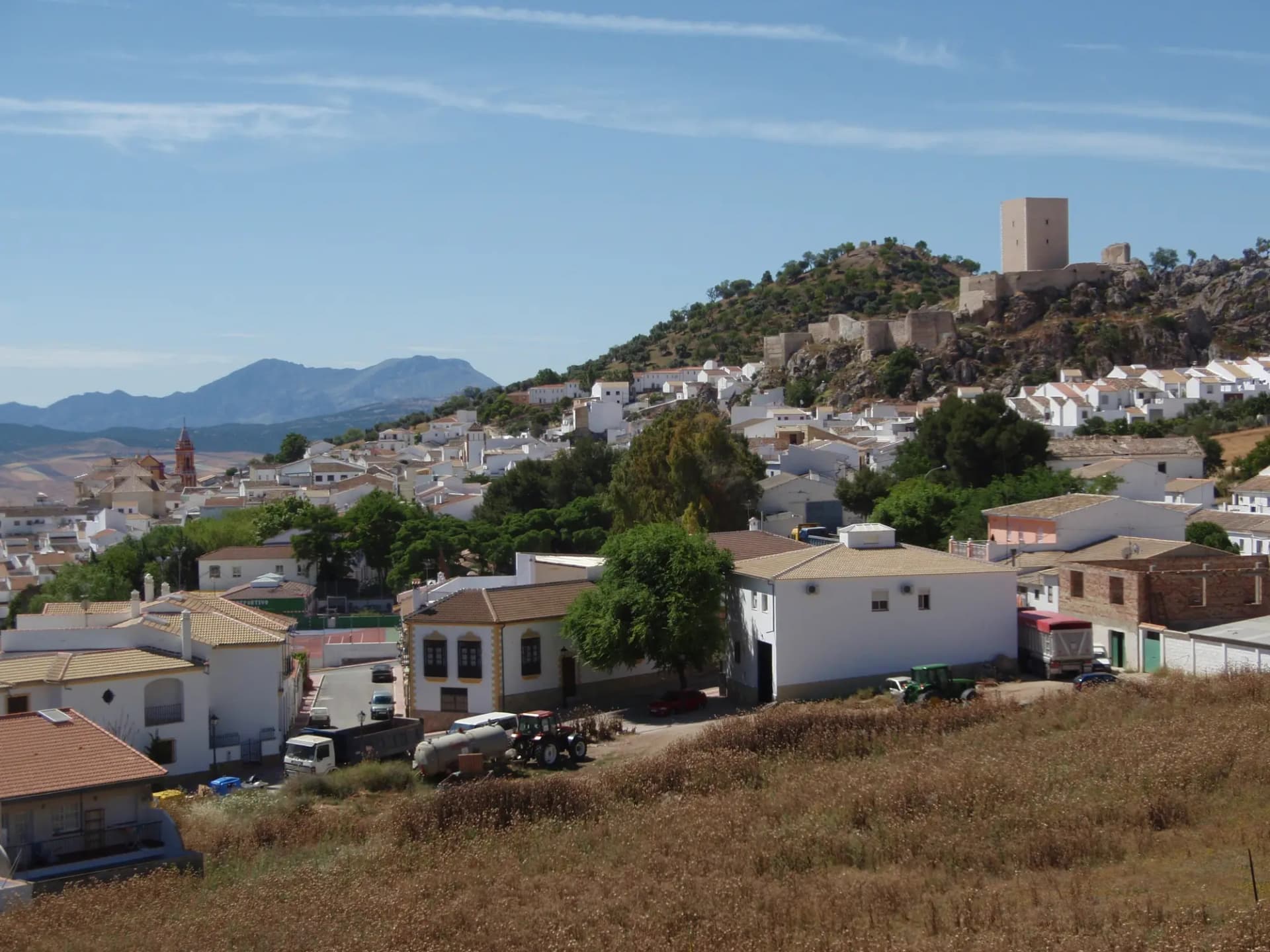 Vista de Cañete la Real, pueblo blanco bajo la sierra
