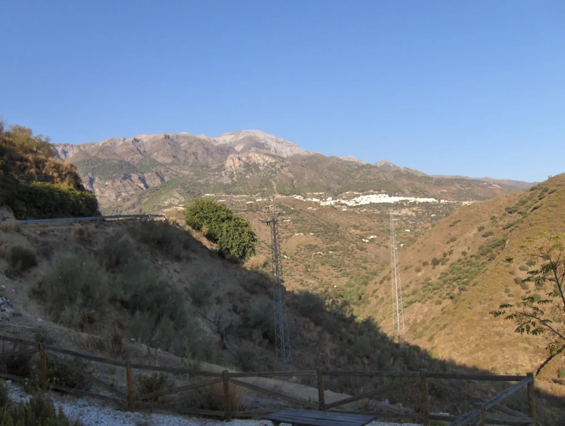 Vista lejana de Canillas de Aceituno entre las laderas de la Axarquía
