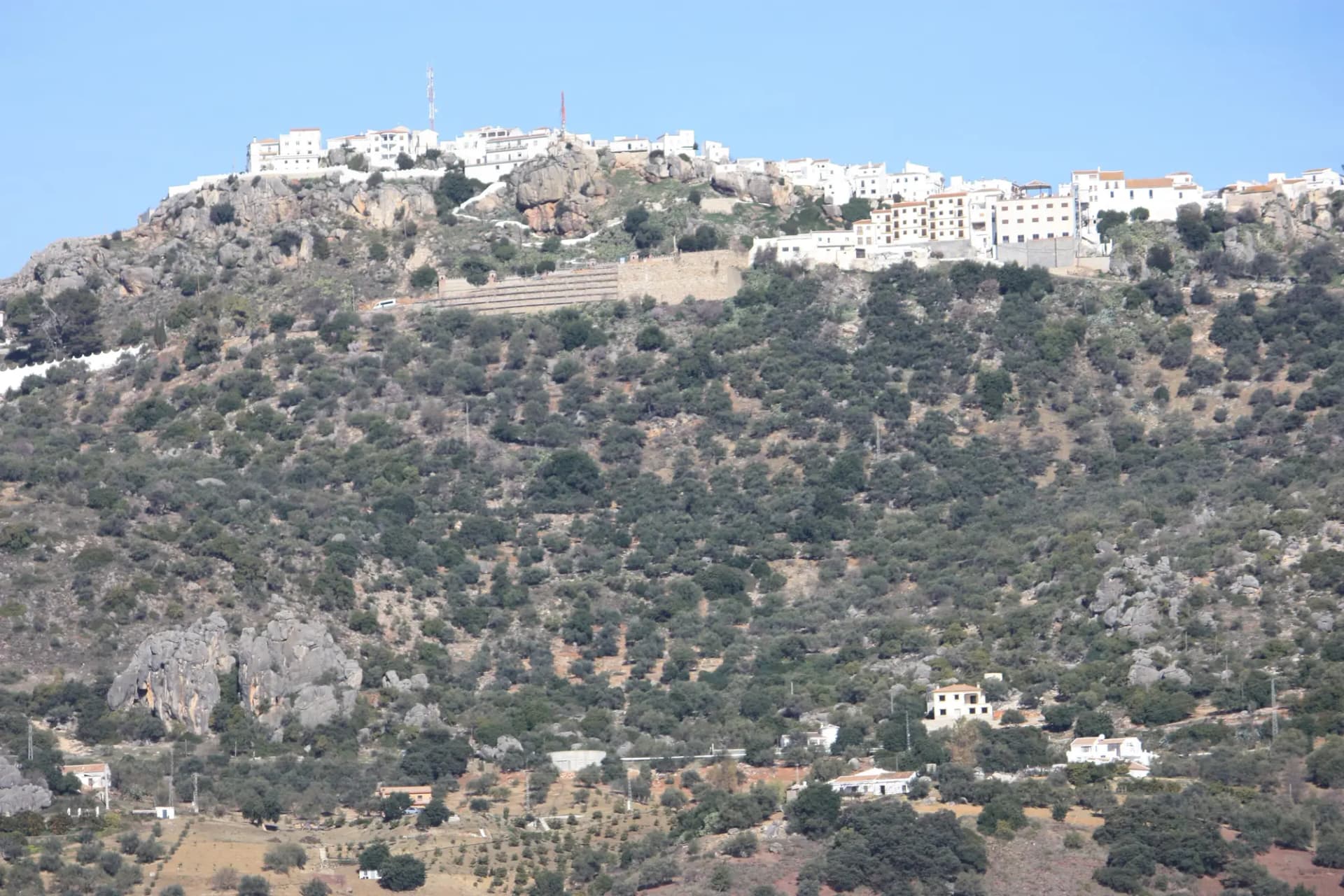 Comares en lo alto de su monte, con el caserío blanco sobre la peña