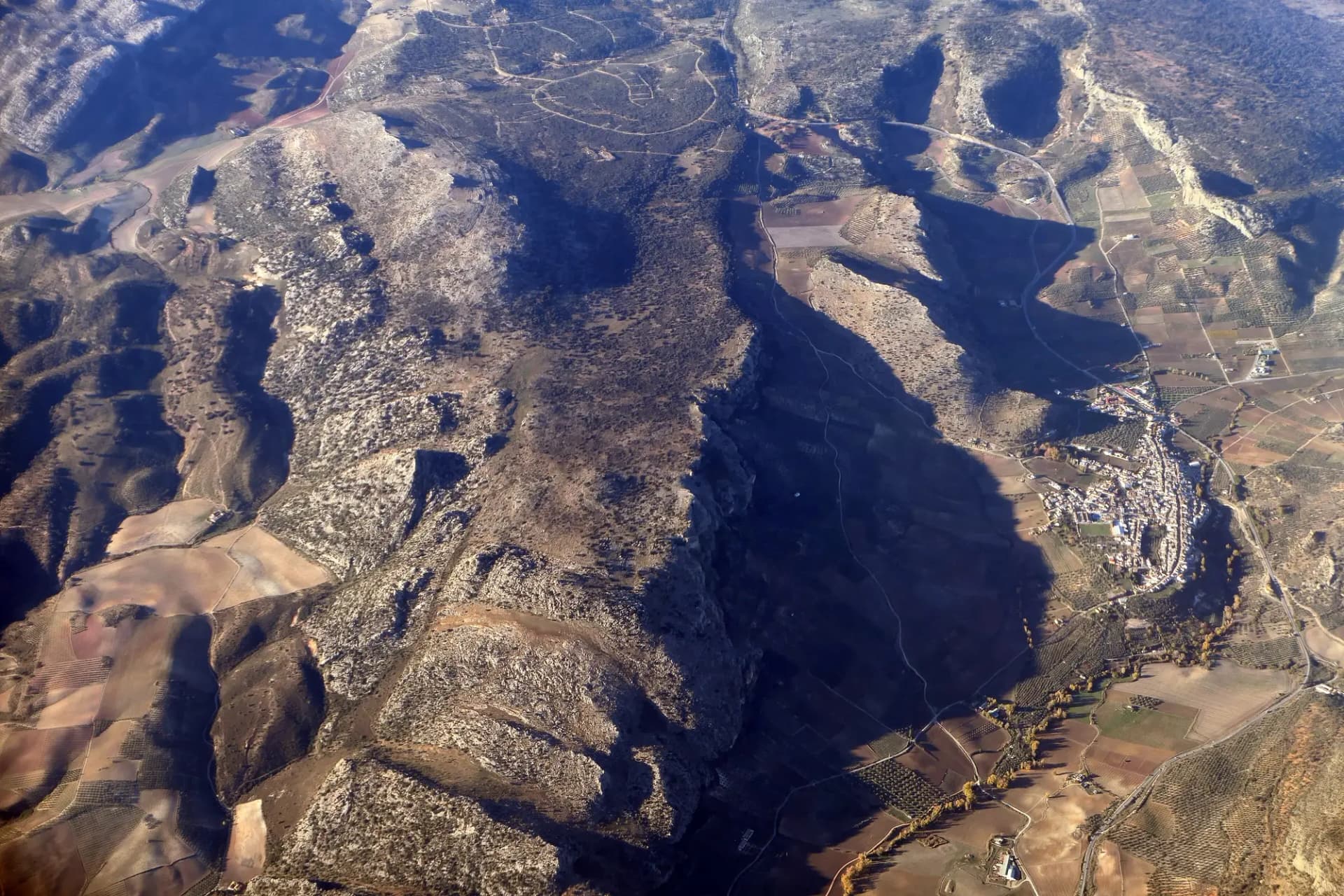 Vista aérea de Cuevas del Becerro entre laderas rocosas