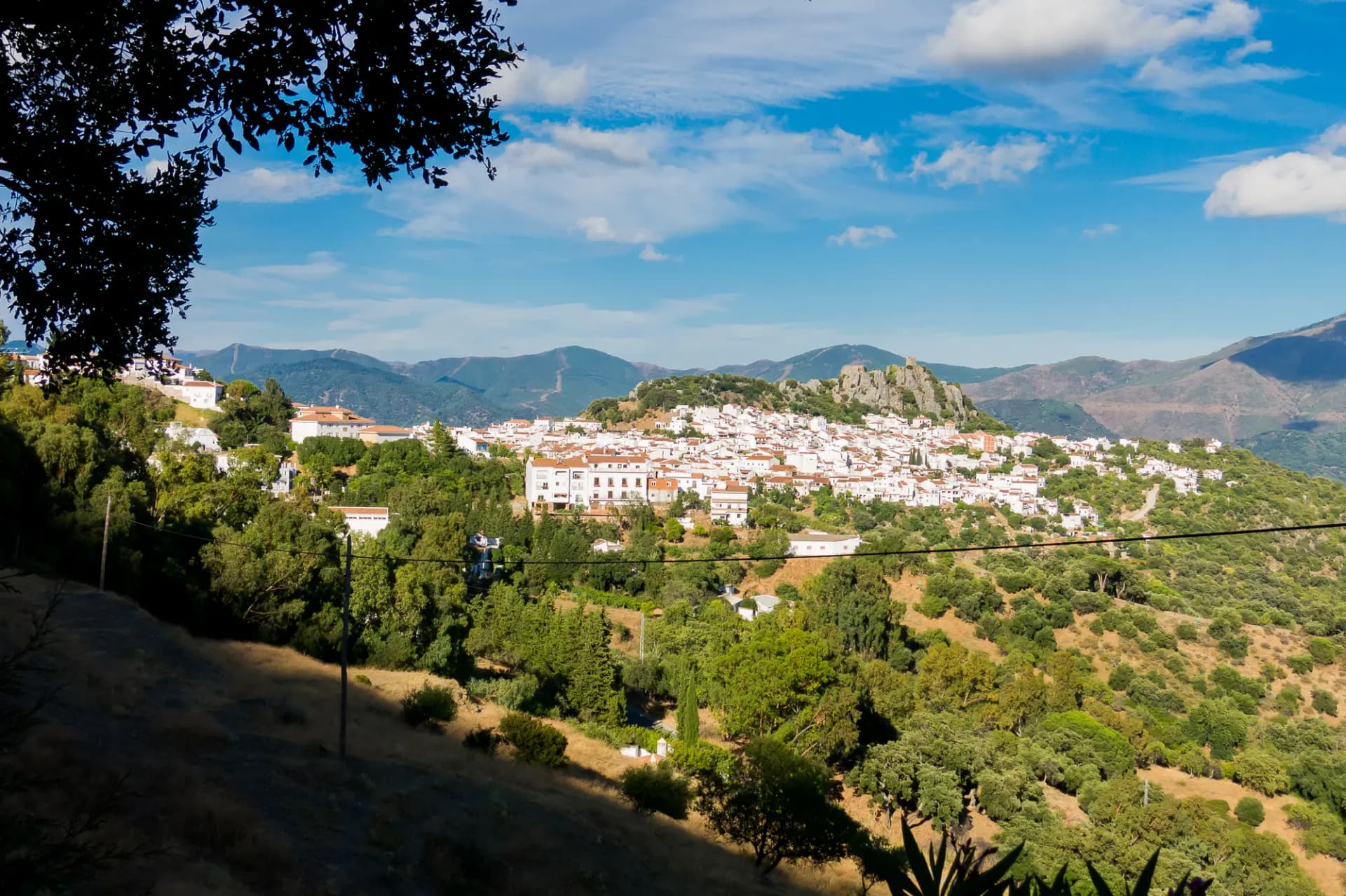 Pueblo blanco de Gaucín sobre una colina con la sierra al fondo