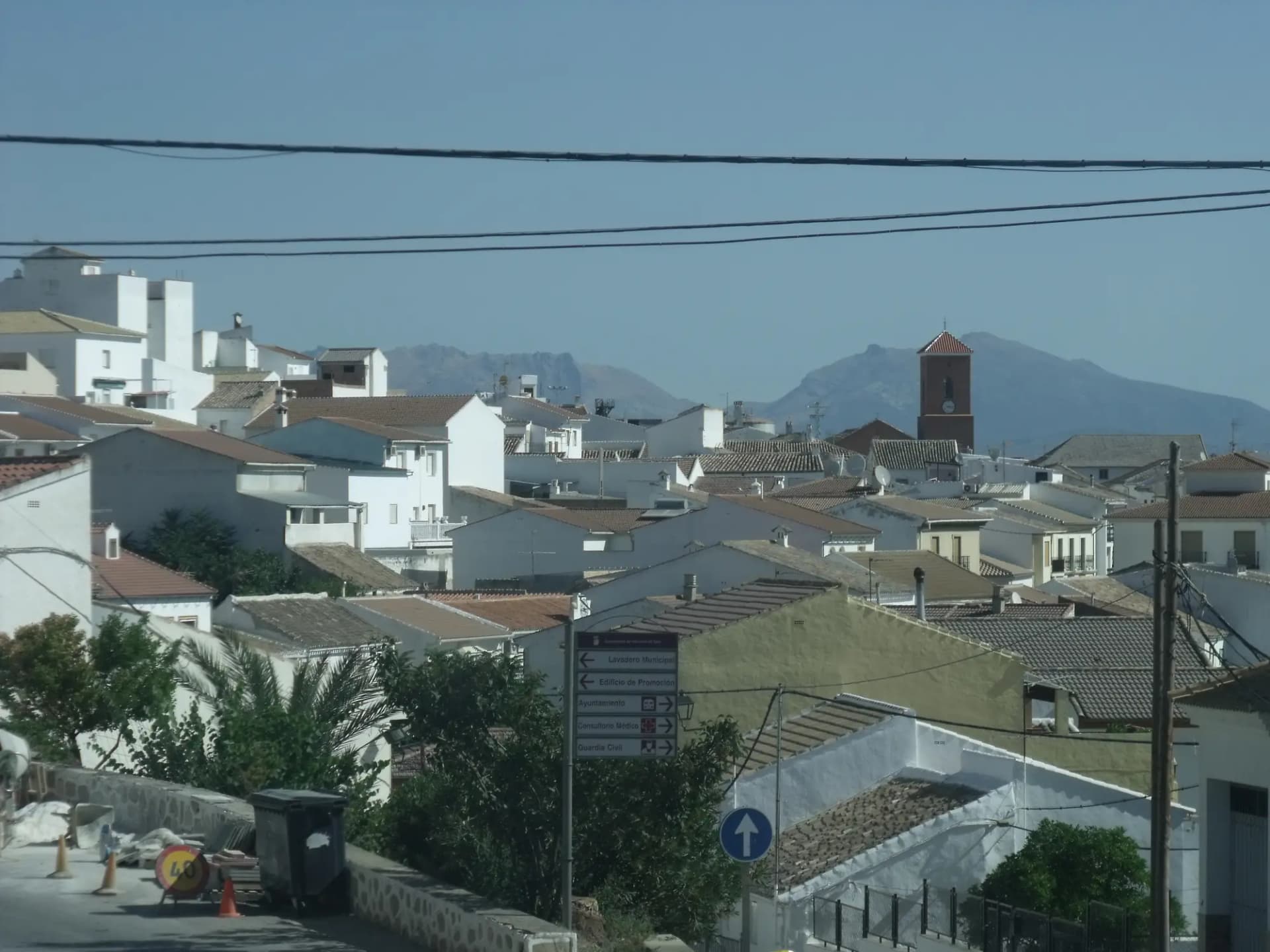 Casas blancas de Villanueva de Tapia con las sierras del nordeste malagueño al fondo