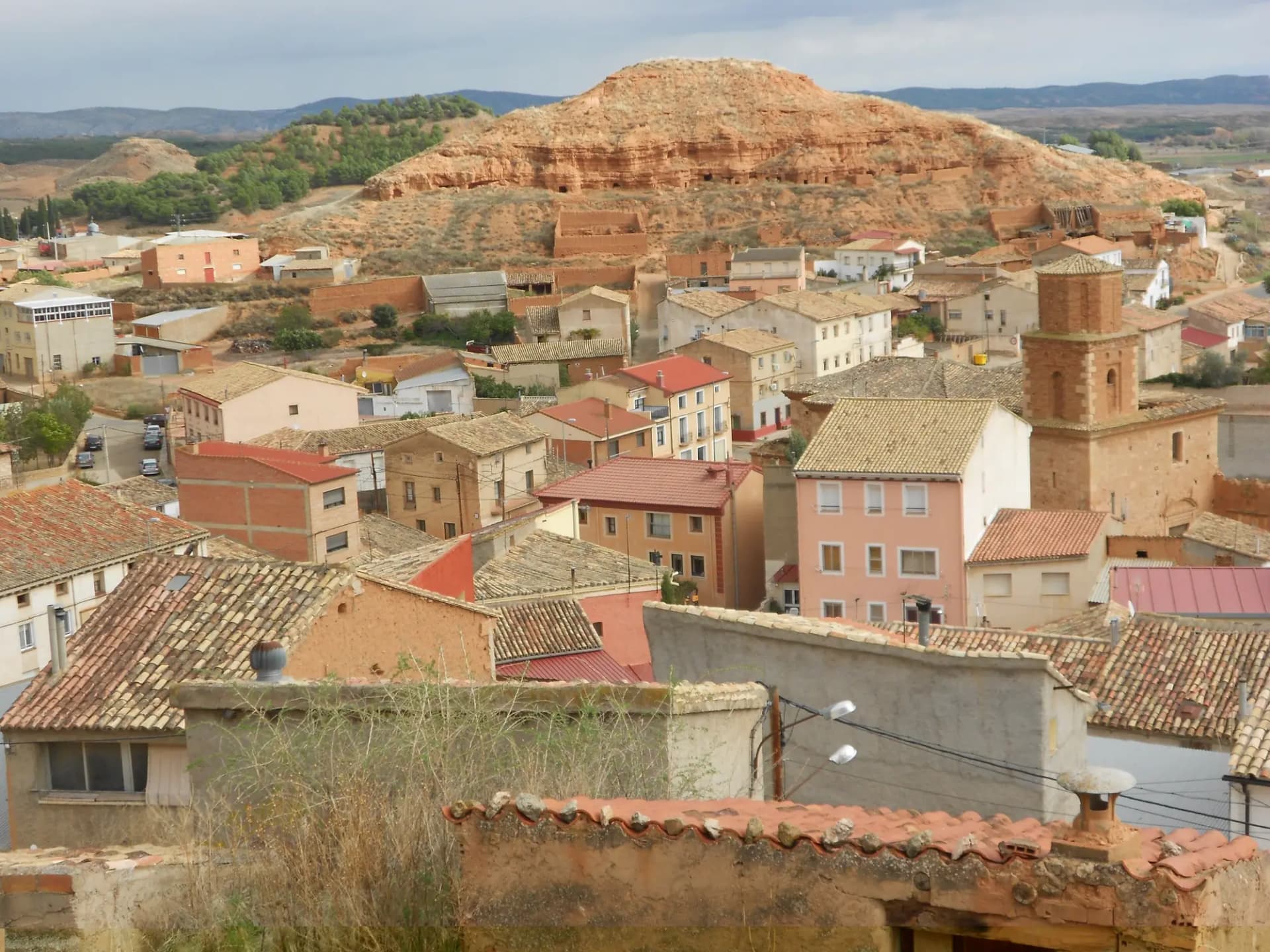 Panorámica de Ariza con el cortado rojizo sobre las casas