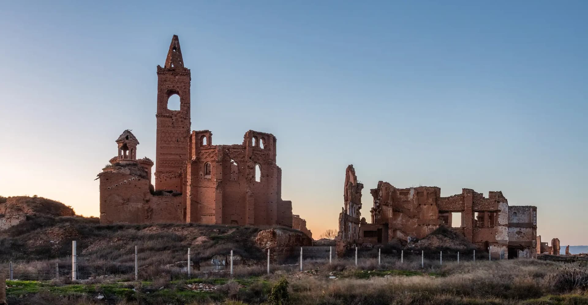 Torre y ruinas de la iglesia de San Martín de Tours en el Pueblo Viejo de Belchite al atardecer