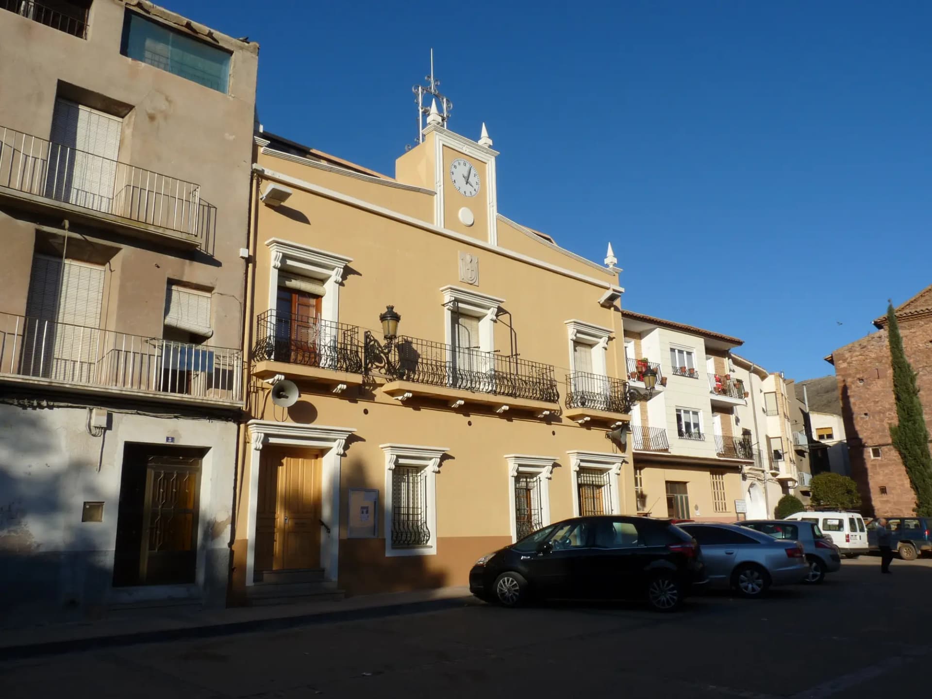 Fachada del Ayuntamiento de Brea de Aragón con torre del reloj