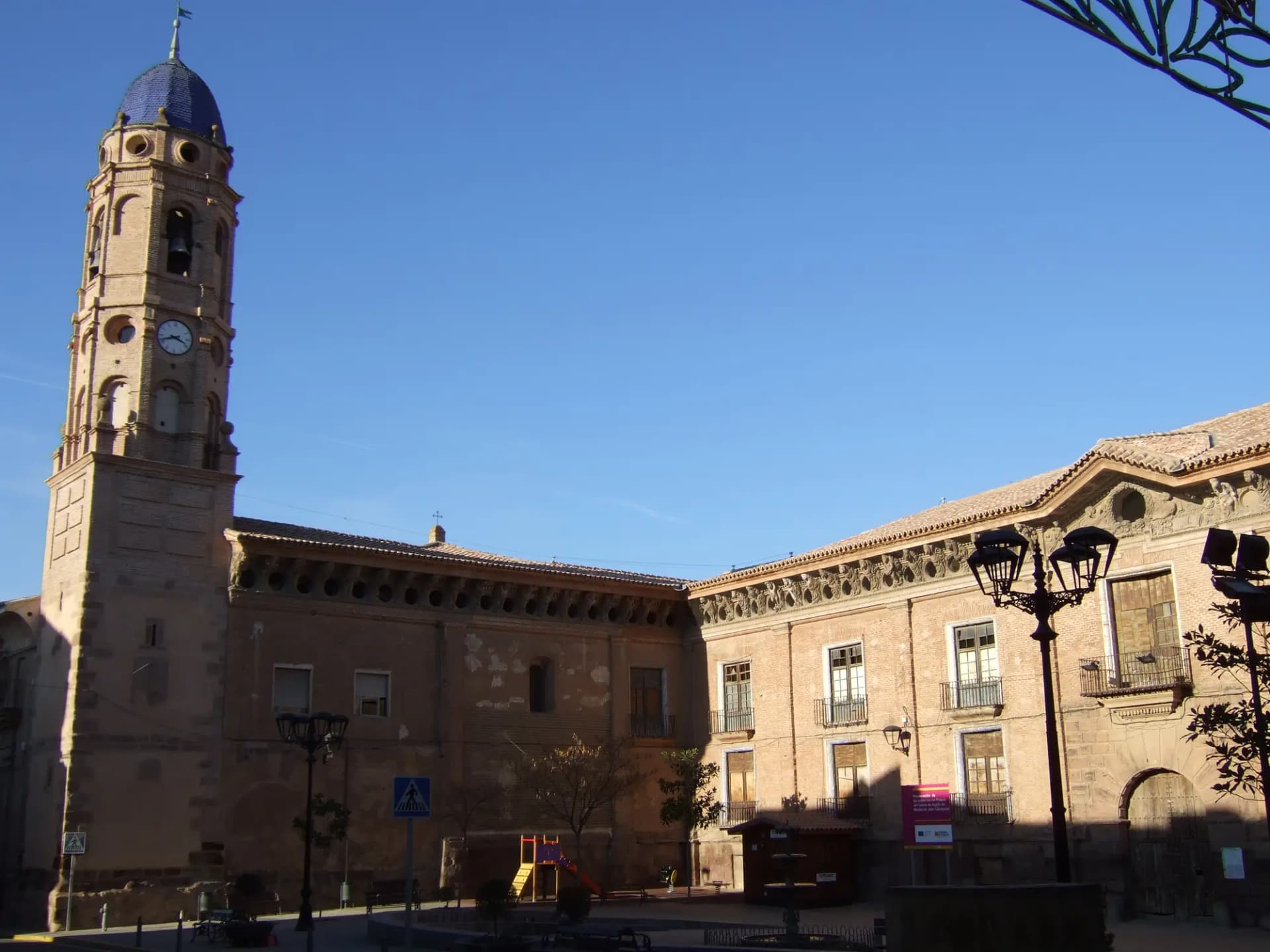 Palacio de los Condes y torre de la iglesia de Santa Ana en Morata de Jalón