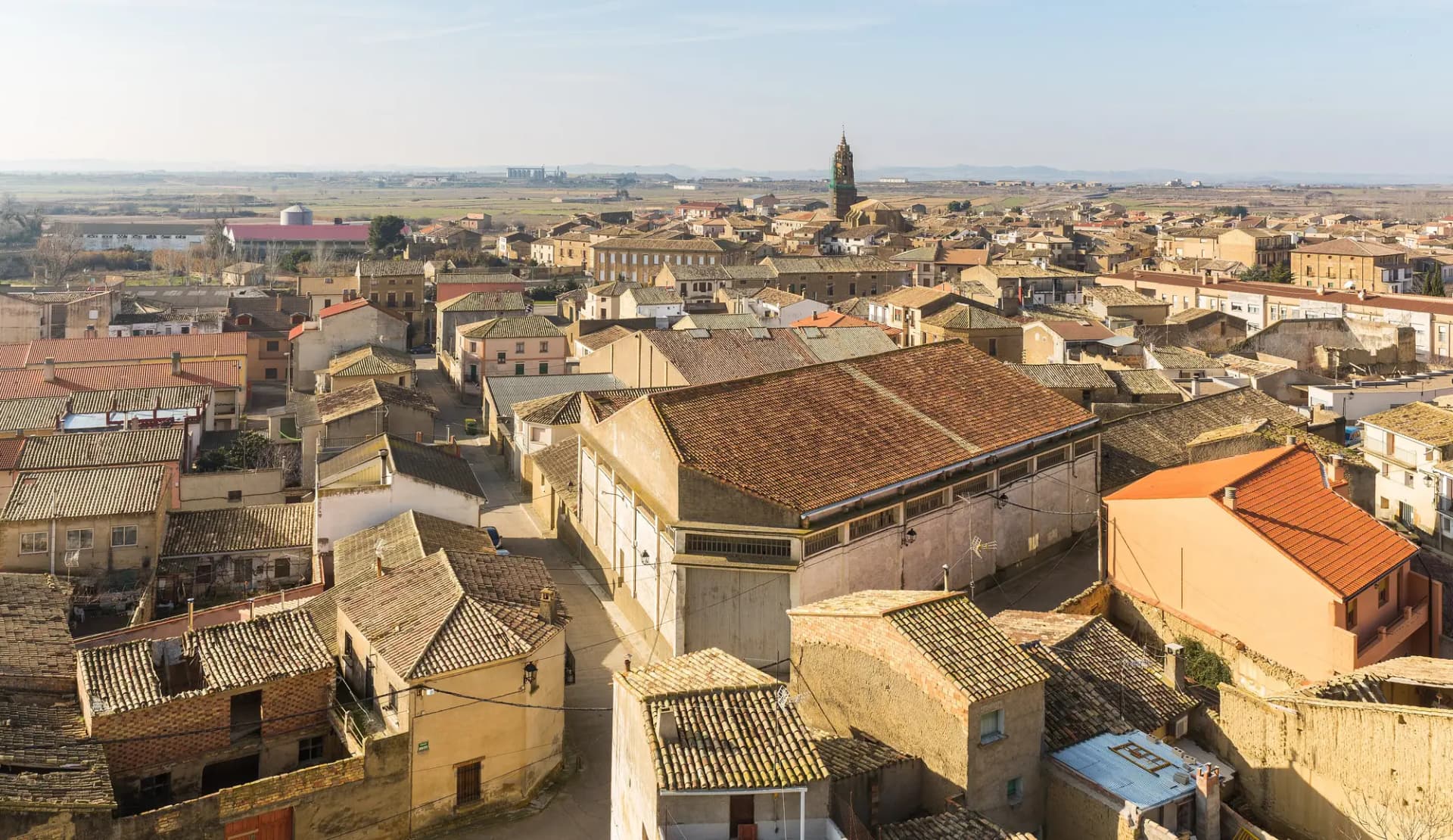 Tejados y torre de la iglesia de Sádaba