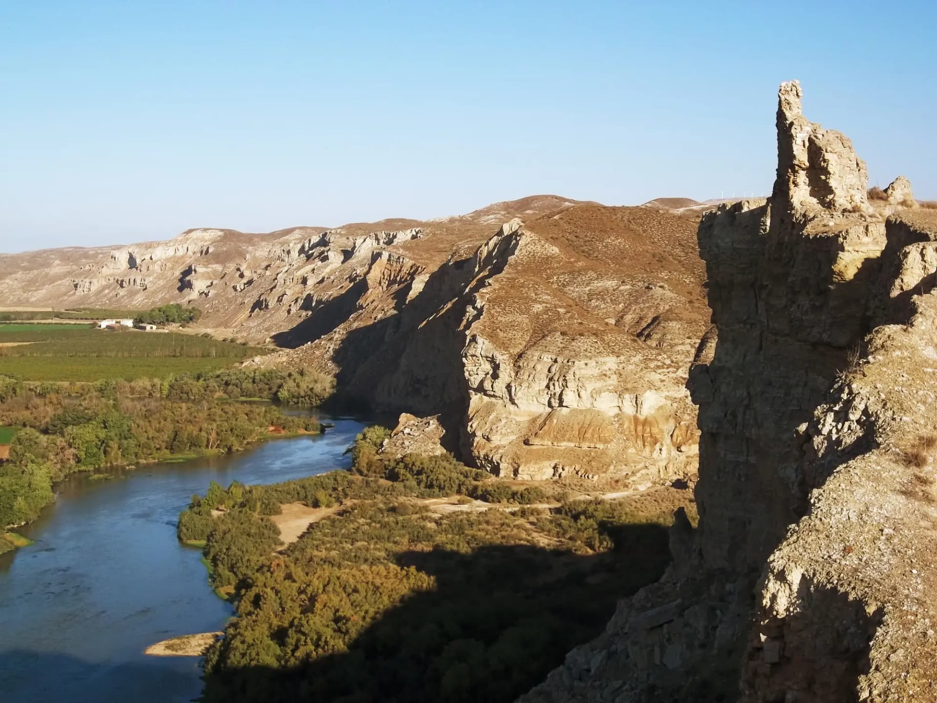 Ruinas de El Castellar sobre un meandro del Ebro