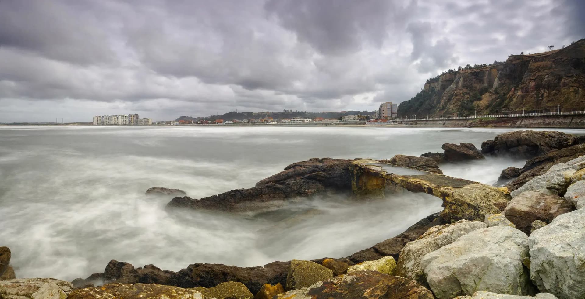 Playa y costa de Salinas vistas desde el Museo de Anclas, con las rocas de La Peñona en primer plano