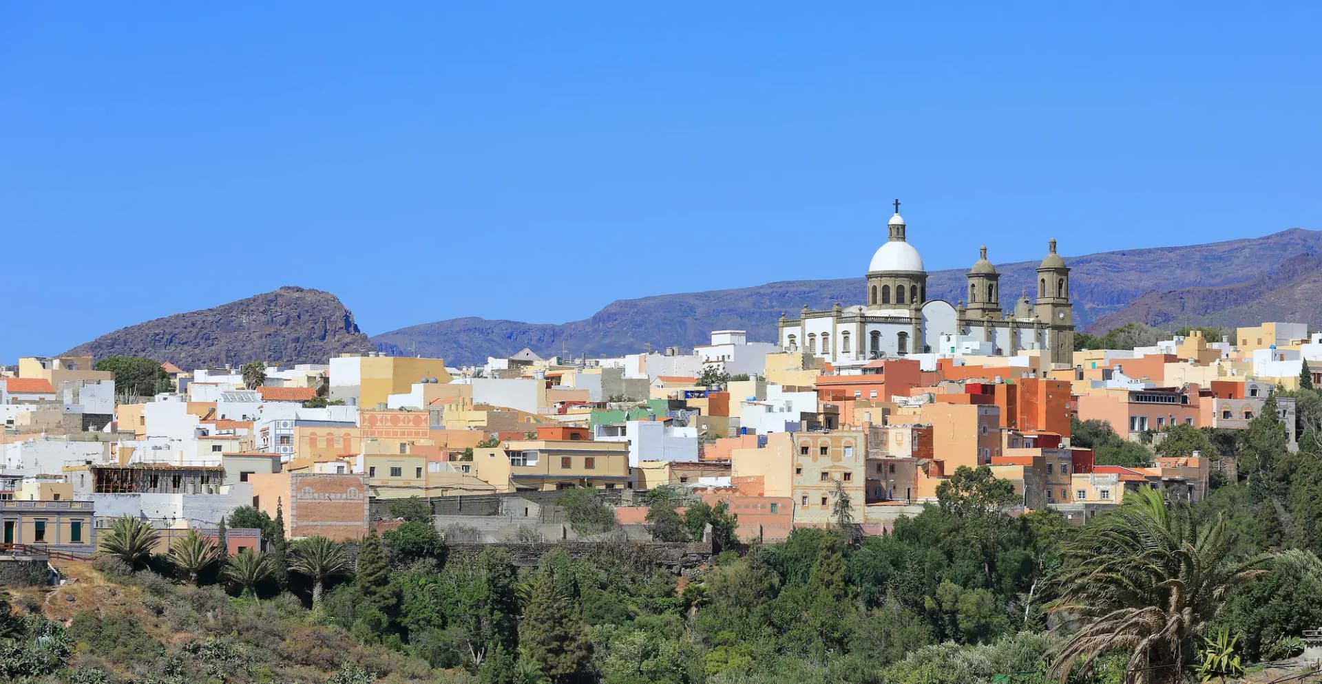 Vista del casco de Agüimes con la iglesia de San Sebastián entre casas de colores y montañas al fondo