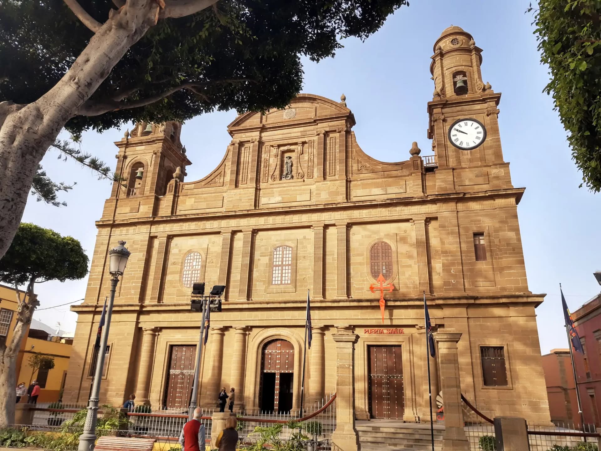 Fachada de piedra de la iglesia de Santiago de los Caballeros en la plaza de Gáldar