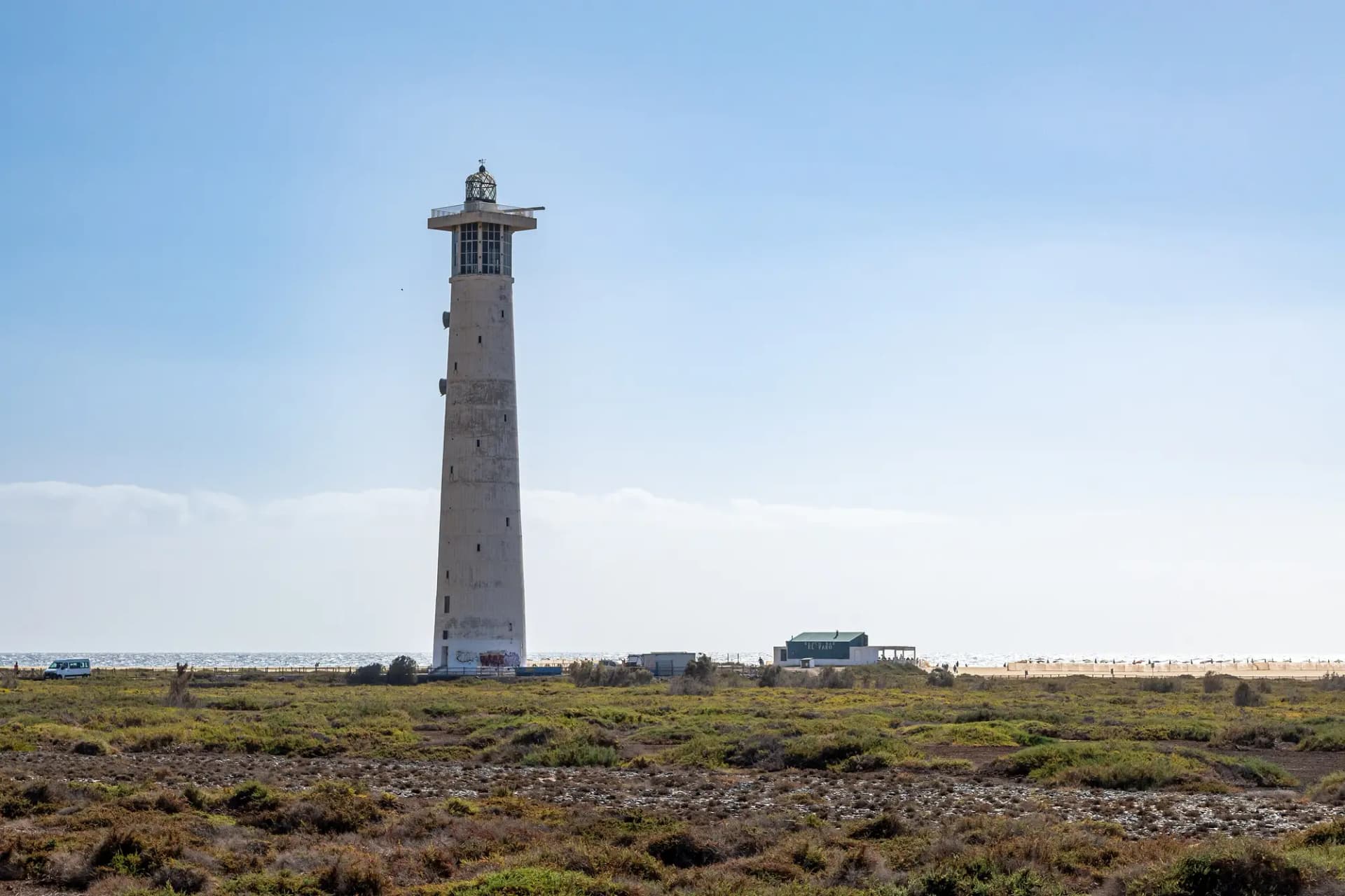 Faro de Morro Jable sobre el saladar de Jandía con el mar al fondo