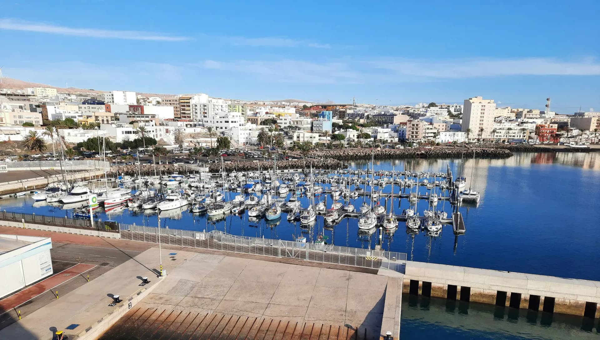Puerto deportivo de Puerto del Rosario con barcos amarrados y la ciudad blanca al fondo