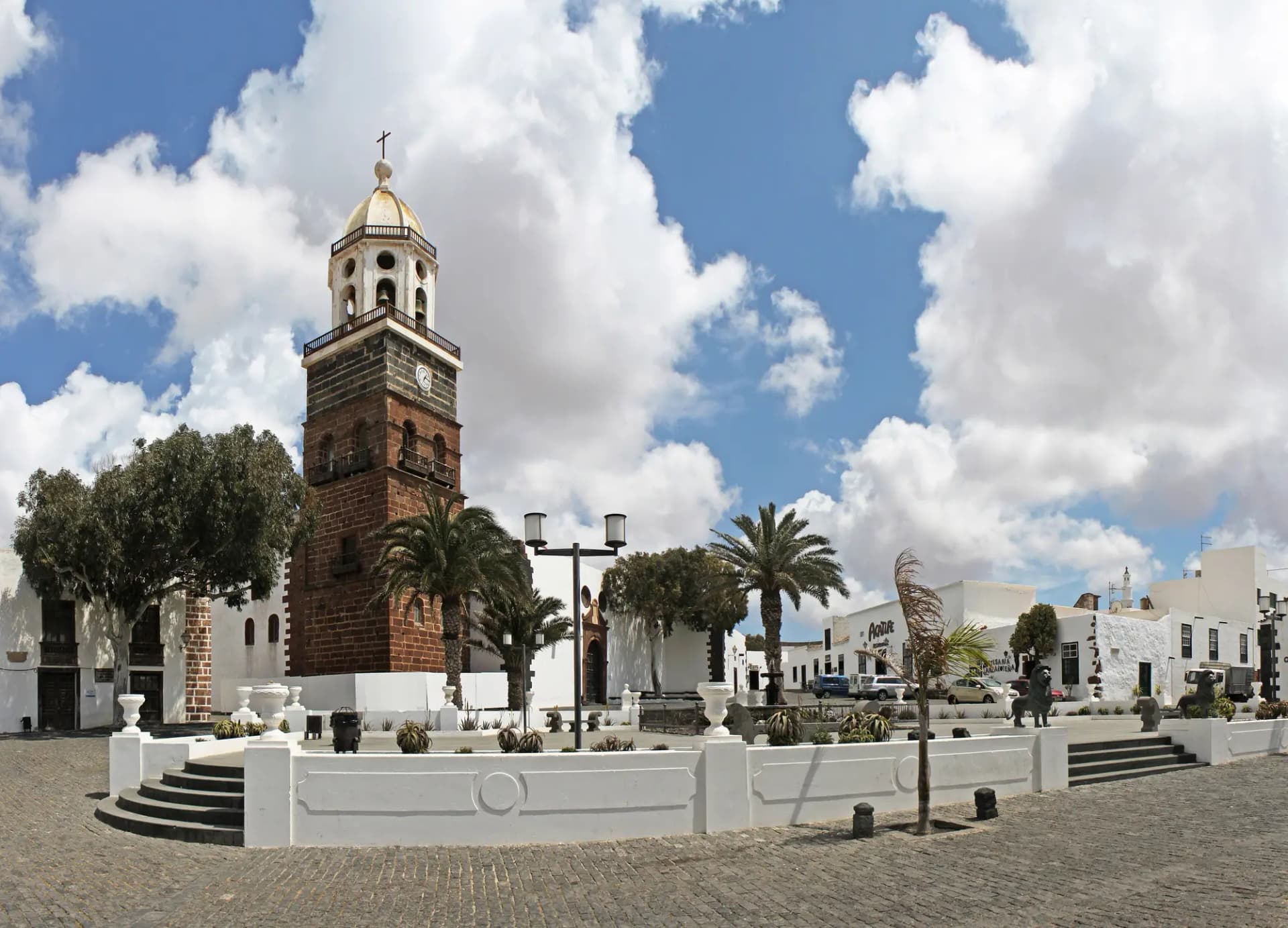 Plaza de la Villa de Teguise con la torre de la iglesia de Guadalupe y casas blancas