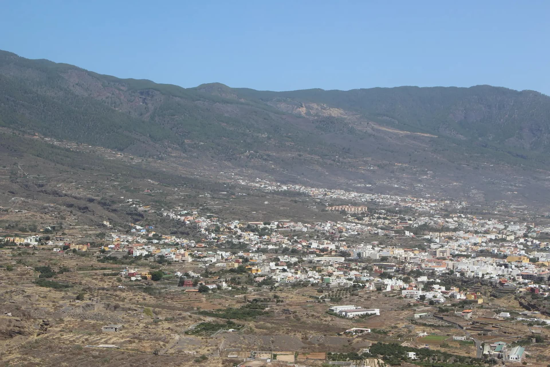 Casco de Güímar en la ladera del valle bajo las montañas, visto desde un mirador